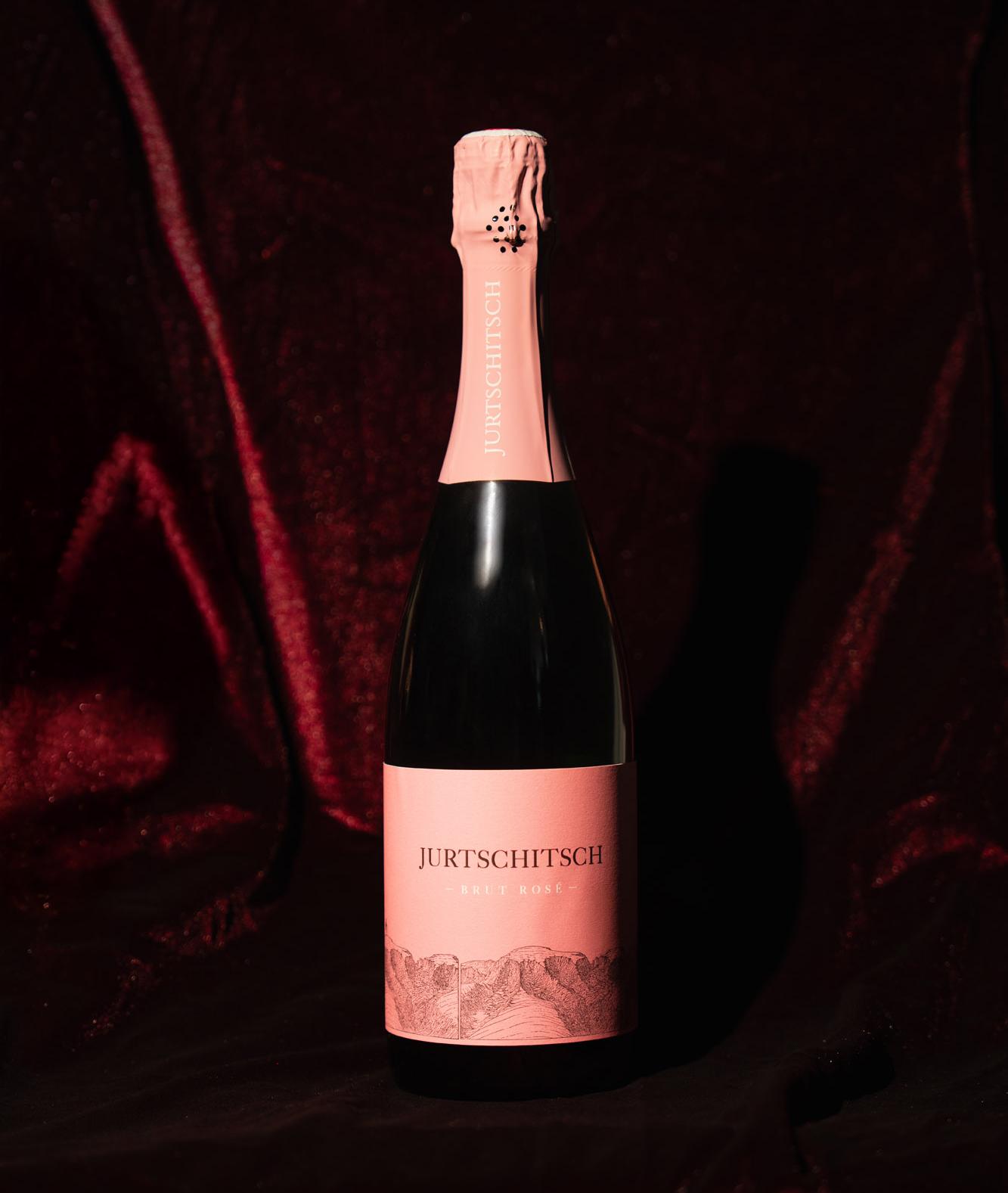 Roséweinflasche Jurtschitsch vor dunkelrotem Samt