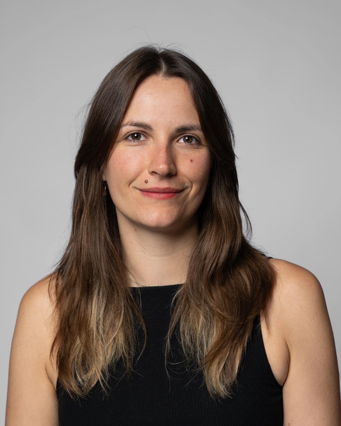 Portrait von Mia Kordesch im schwarzen Top