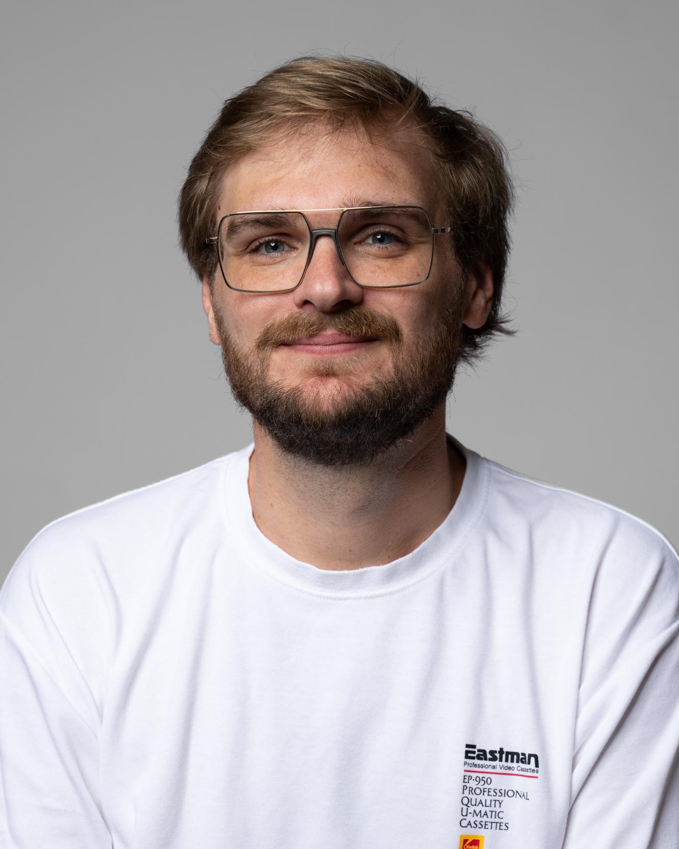 Jan Wittkopp im weißen T-Shirt vor hellem Hintergrund