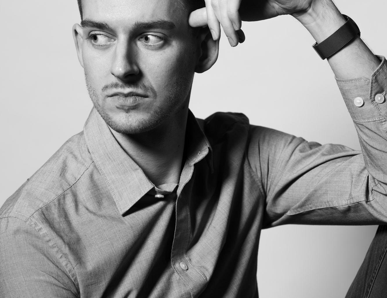 Schwarzweiß-Portrait eines Mannes mit Kappe, Blick zur Seite