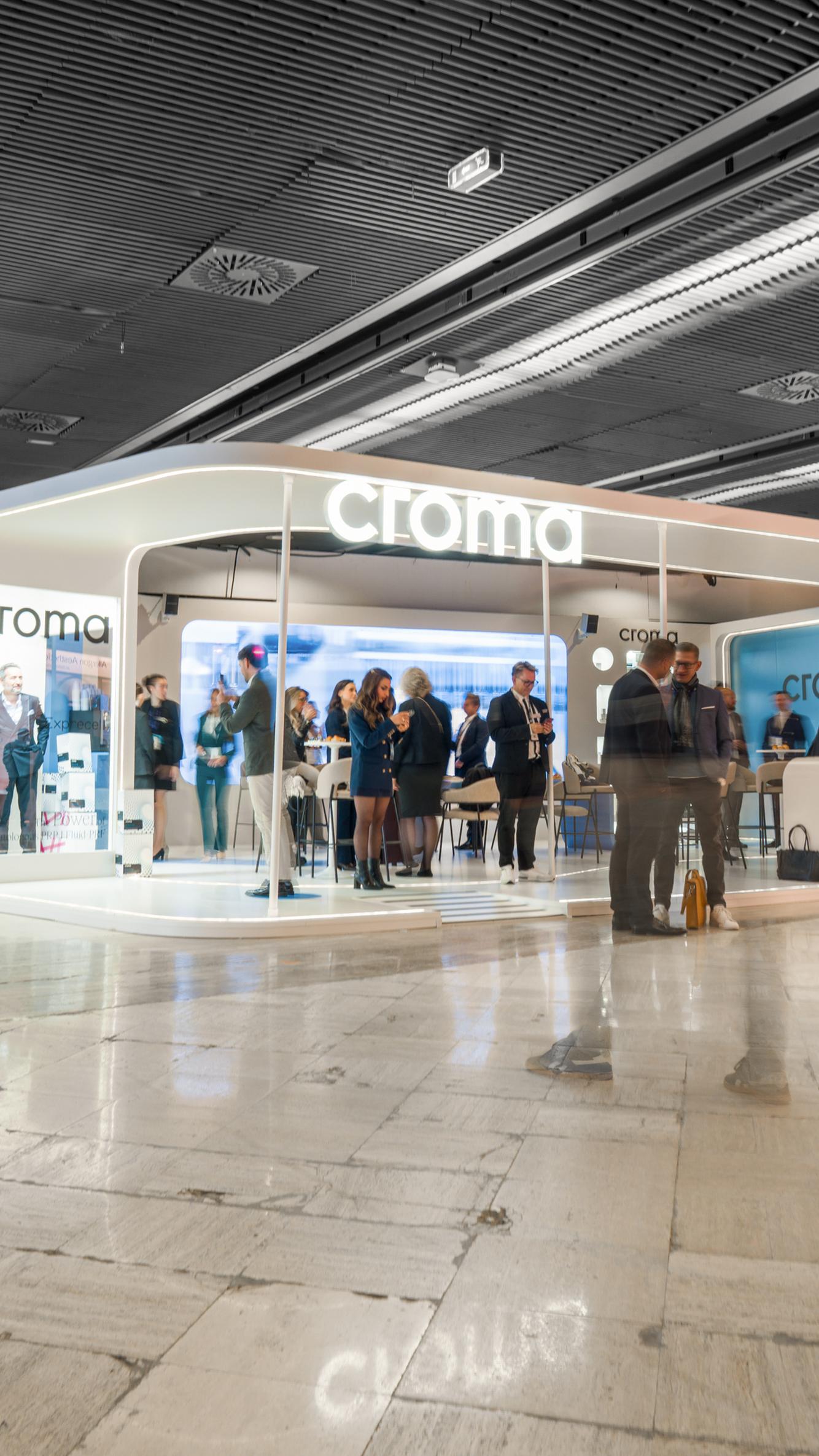 Messestand von Croma mit Besucherinnen und Besuchern in einer Kongresshalle