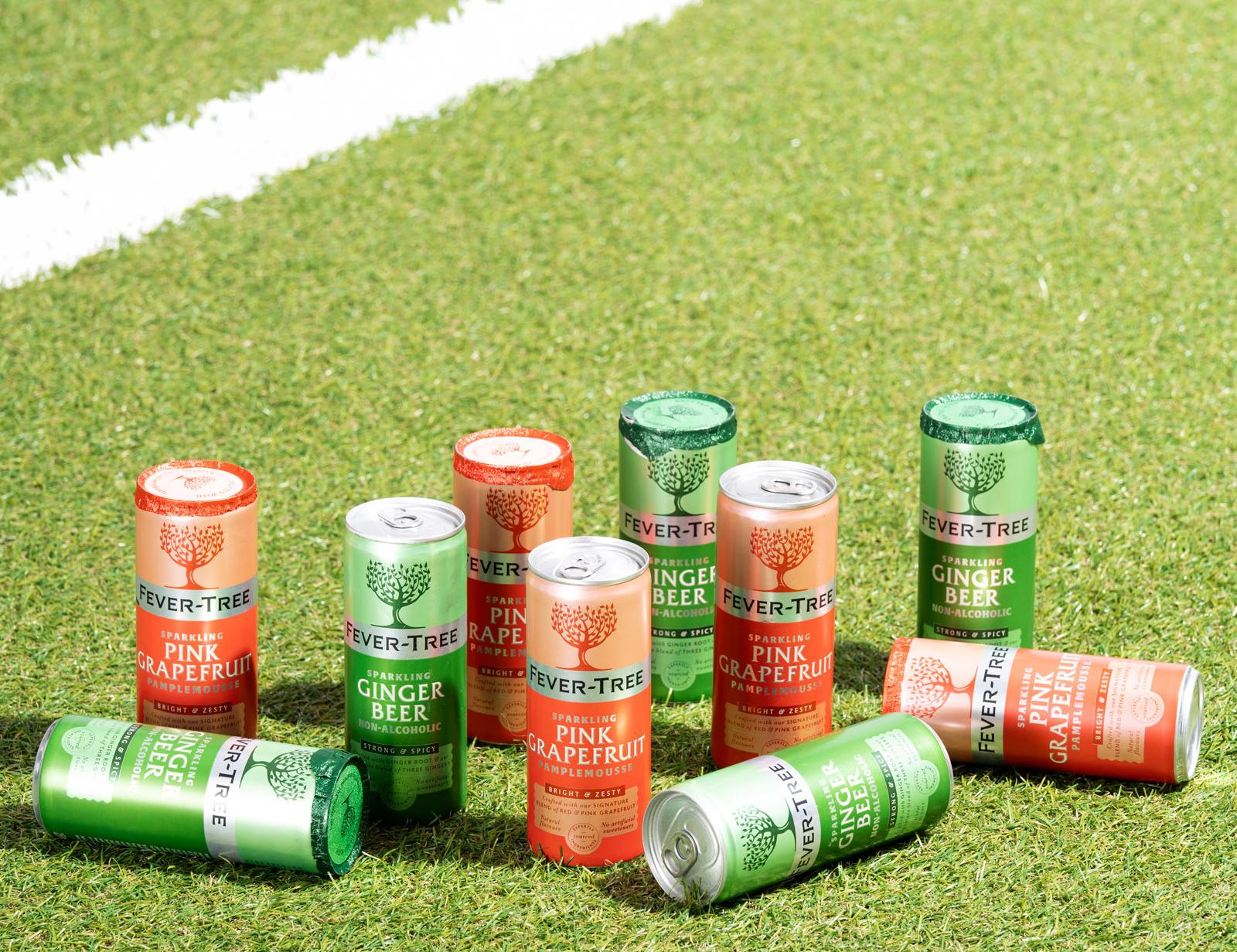 Fever-Tree-Dosen liegen verstreut auf Kunstrasen