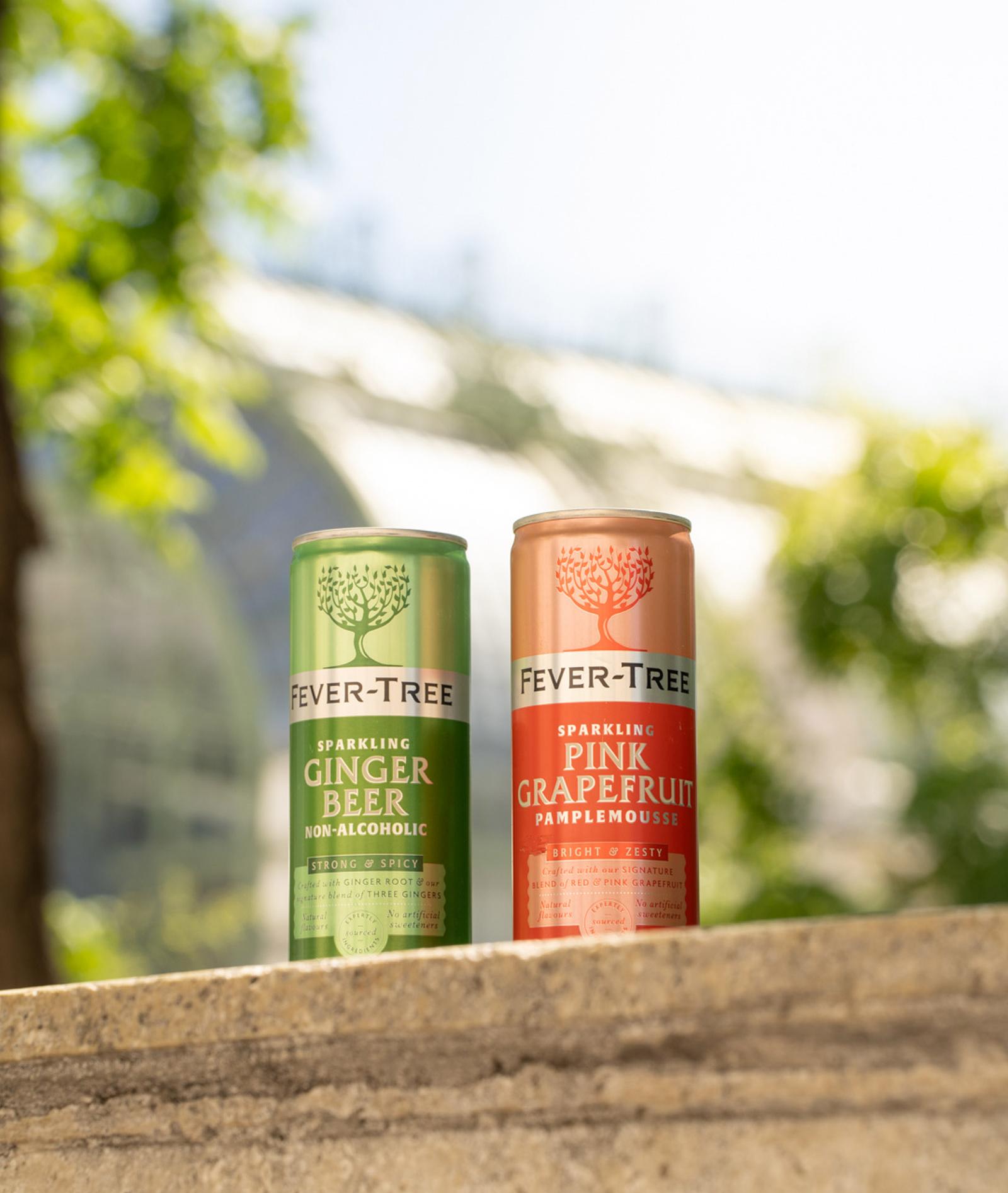 Zwei Fever-Tree-Dosen im Grünen, Ginger Beer und Pink Grapefruit