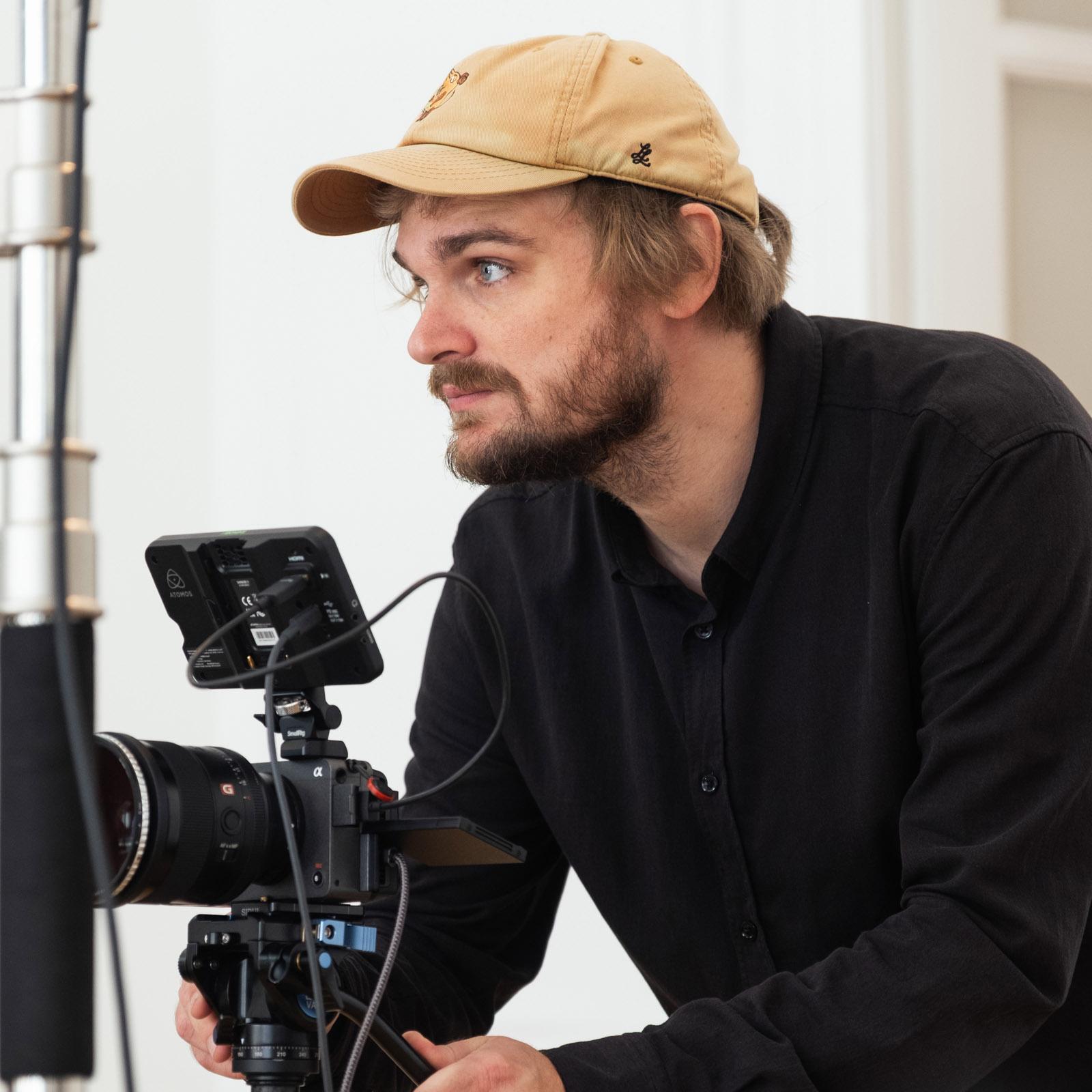 Fotograf richtet eine Kamera auf dem Stativ aus