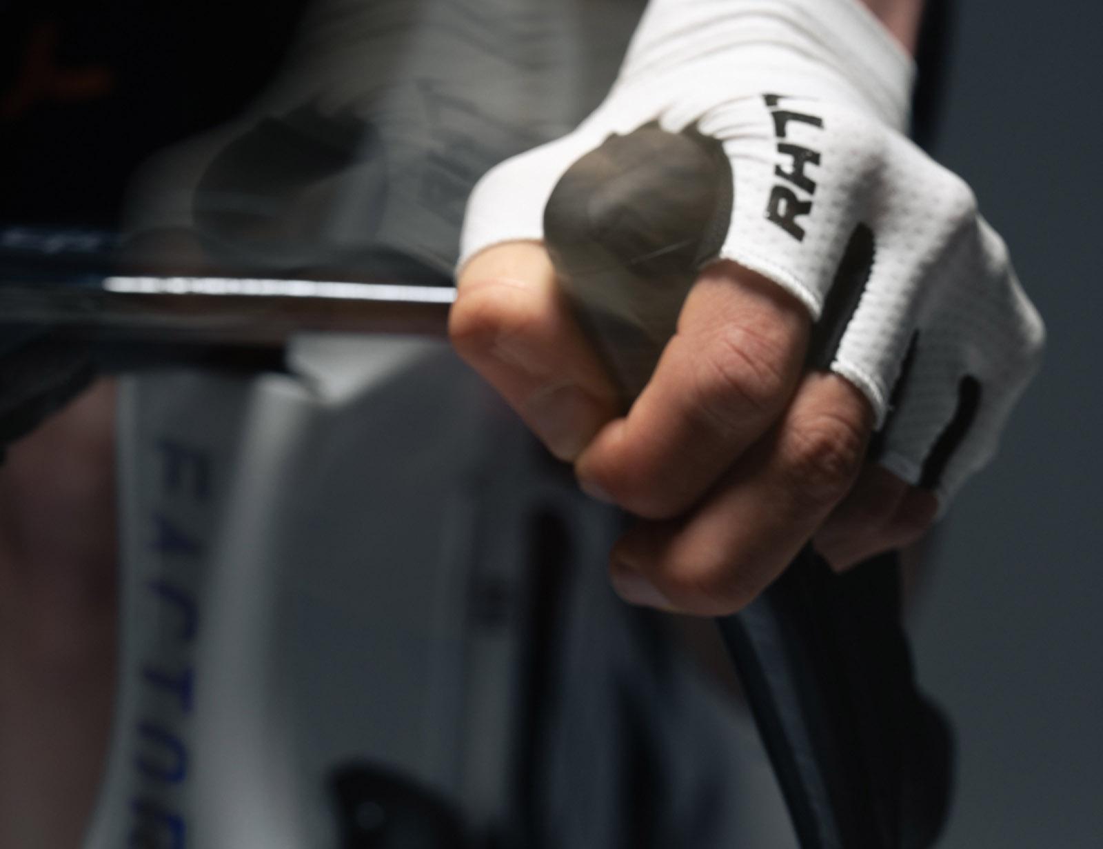 Hand im RH77-Radhandschuh am Lenker eines Rennrads
