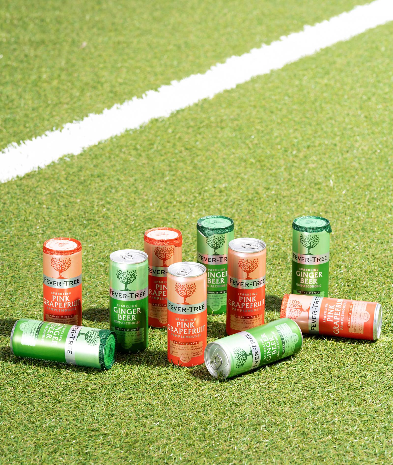 Fever-Tree-Dosen auf Kunstrasen verteilt