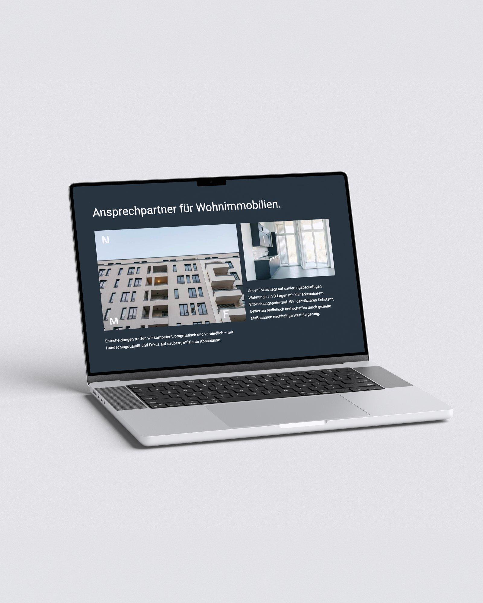 Laptop-Mockup mit der Website von NMF Immo
