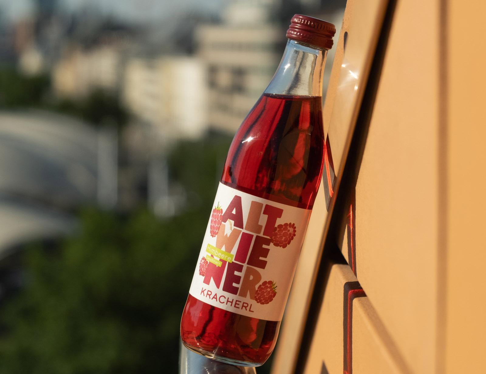 Flasche Altwiener Limonade auf einer Fensterbank über der Stadt