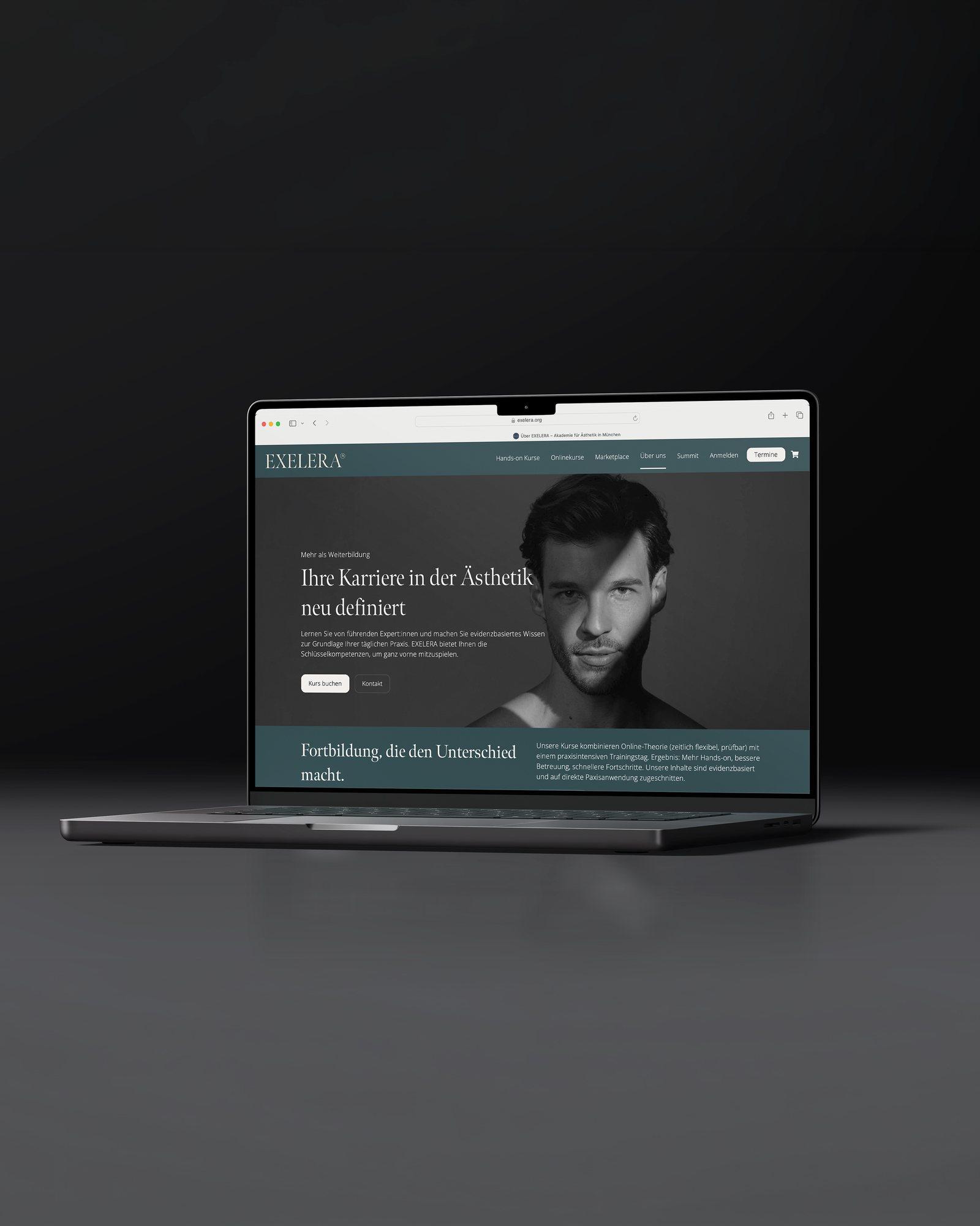 Laptop-Mockup mit der Website von EXELERA® vor dunklem Hintergrund
