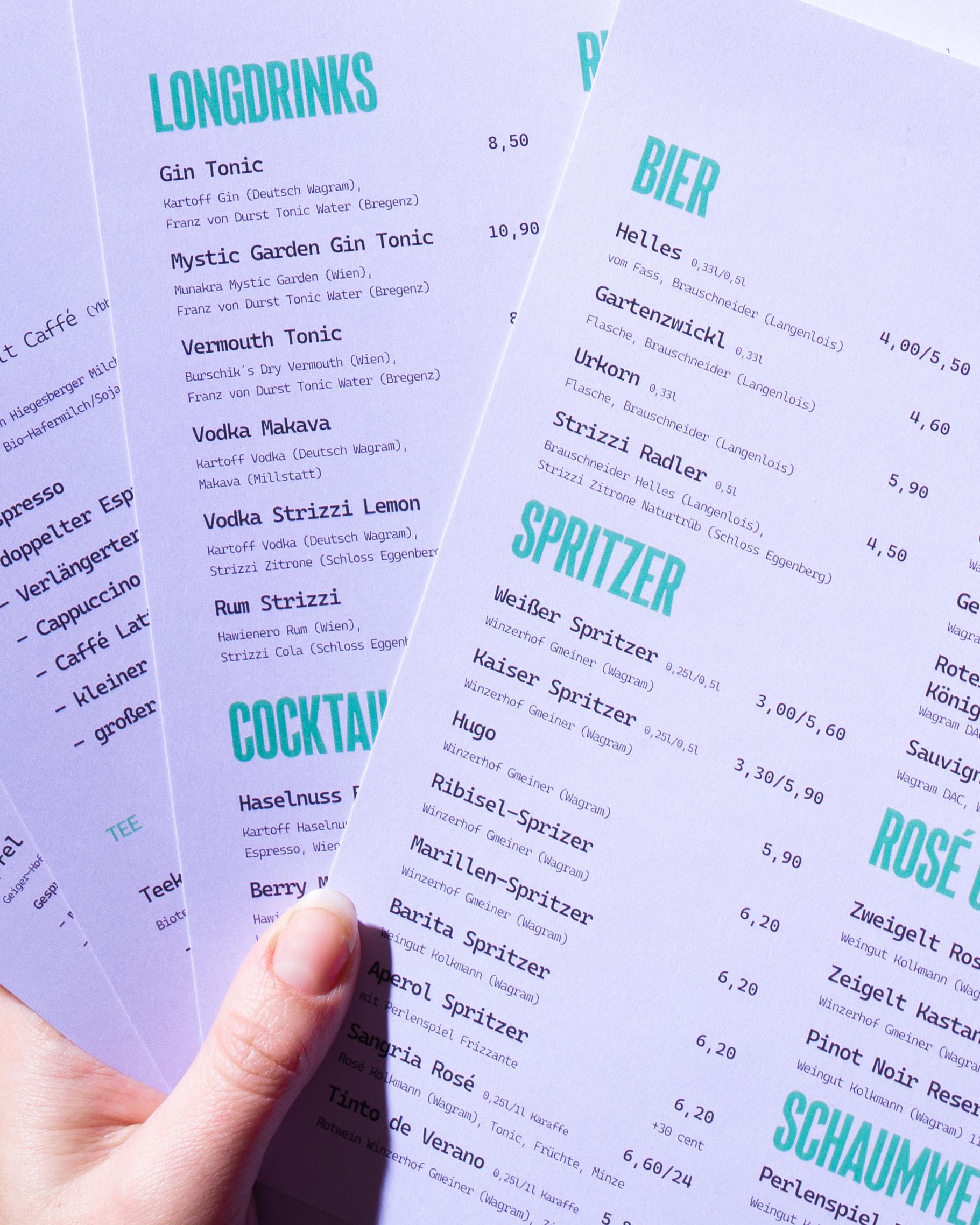 Getränkekarte in Violett mit Cocktail- und Spritzer-Liste