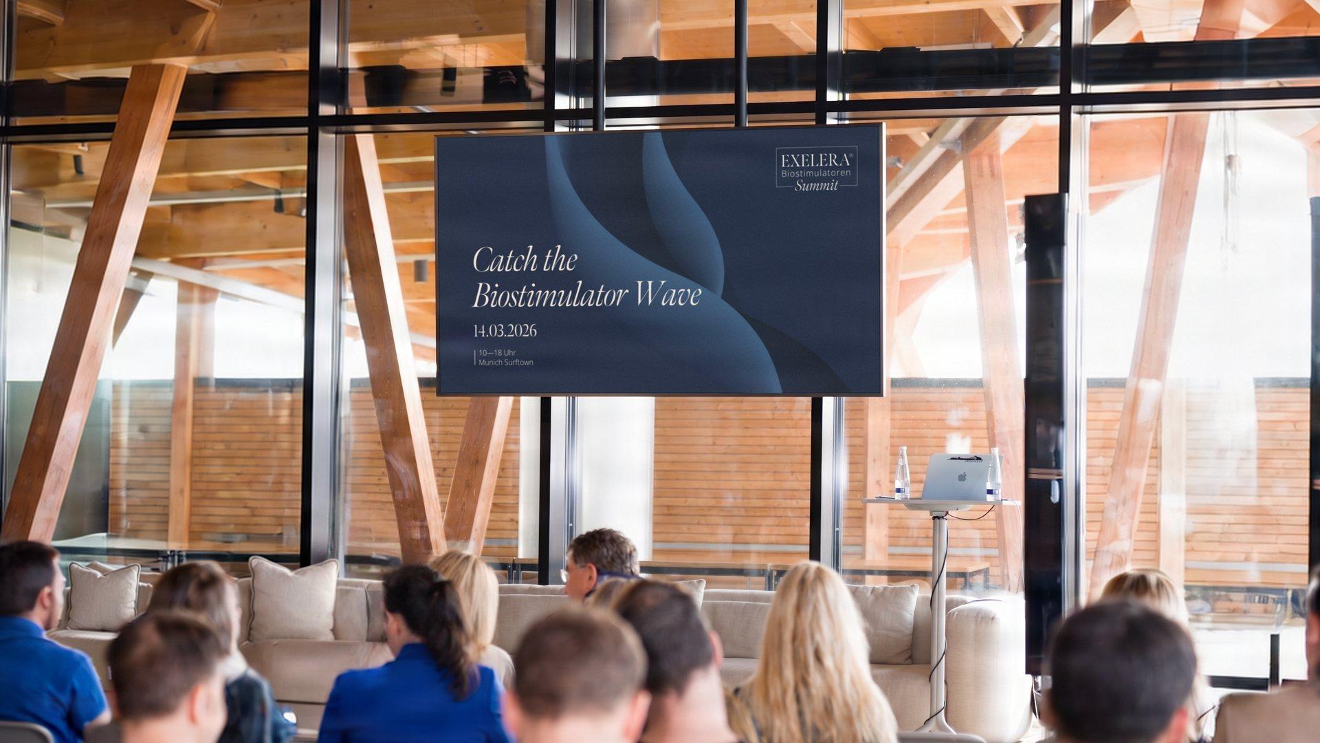EXELERA® Biostimulatoren Summit: Präsentation auf einem Bildschirm vor Publikum in einer Halle mit Holzdach