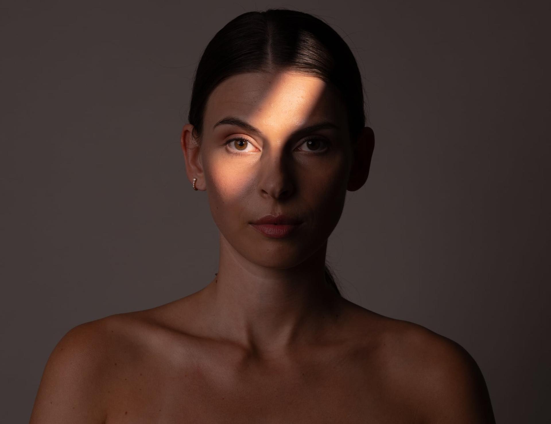 Portrait einer Frau mit Lichtstreifen über dem Gesicht