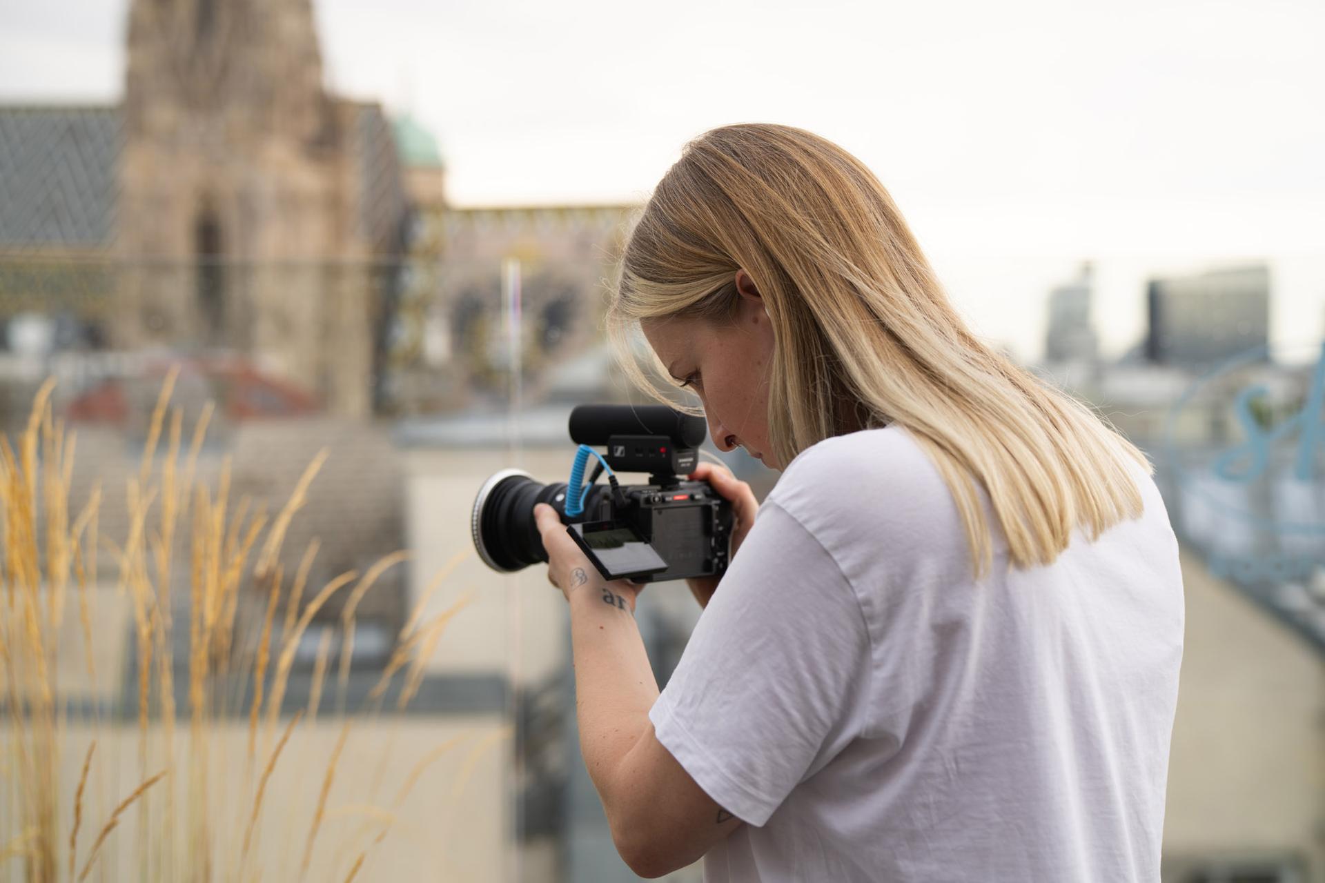 Elisa Kroiss fotografiert auf einer Dachterrasse