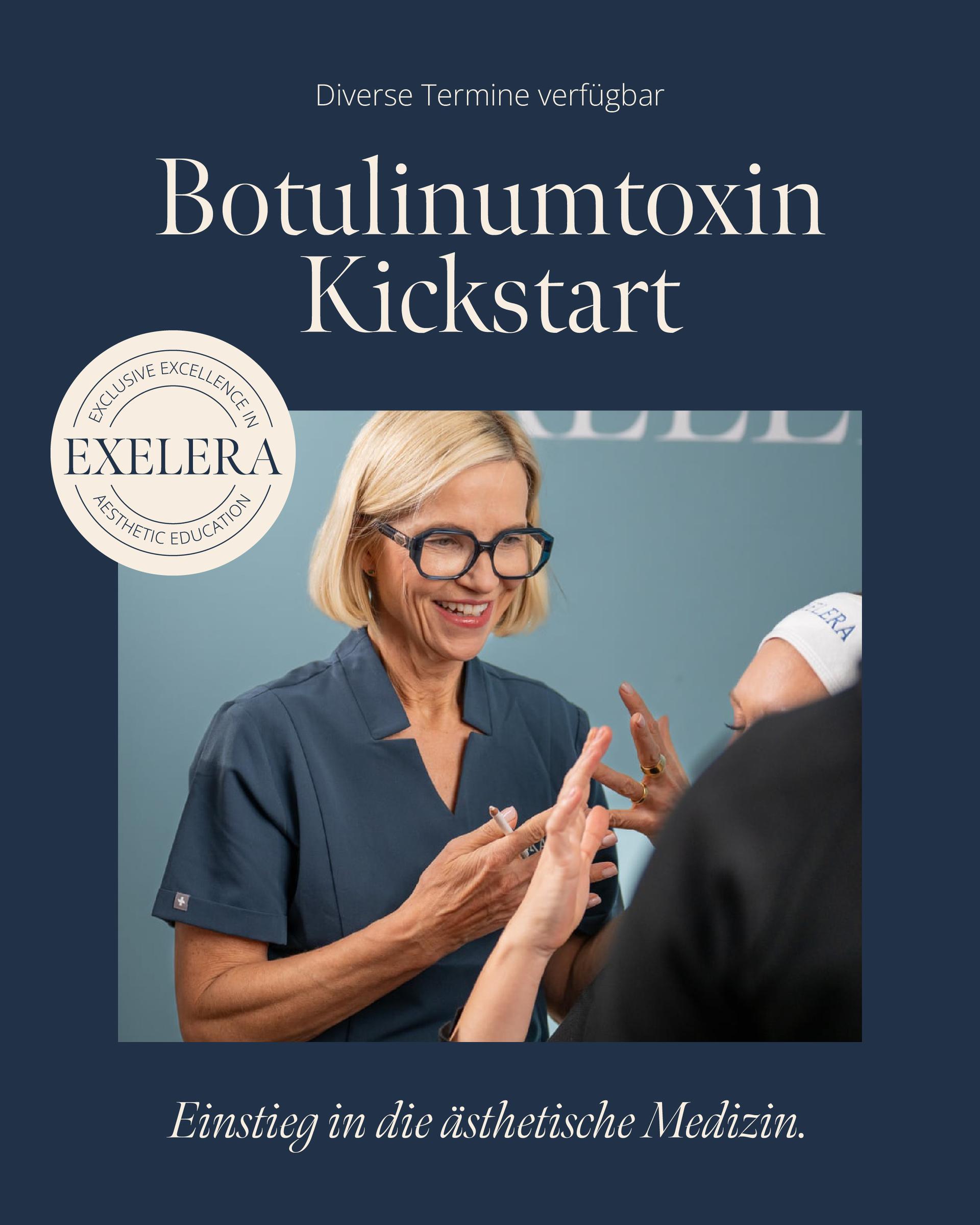 Referentin mit Brille gestikuliert auf einer Bühne, Siegel „Exelera“ eingeblendet