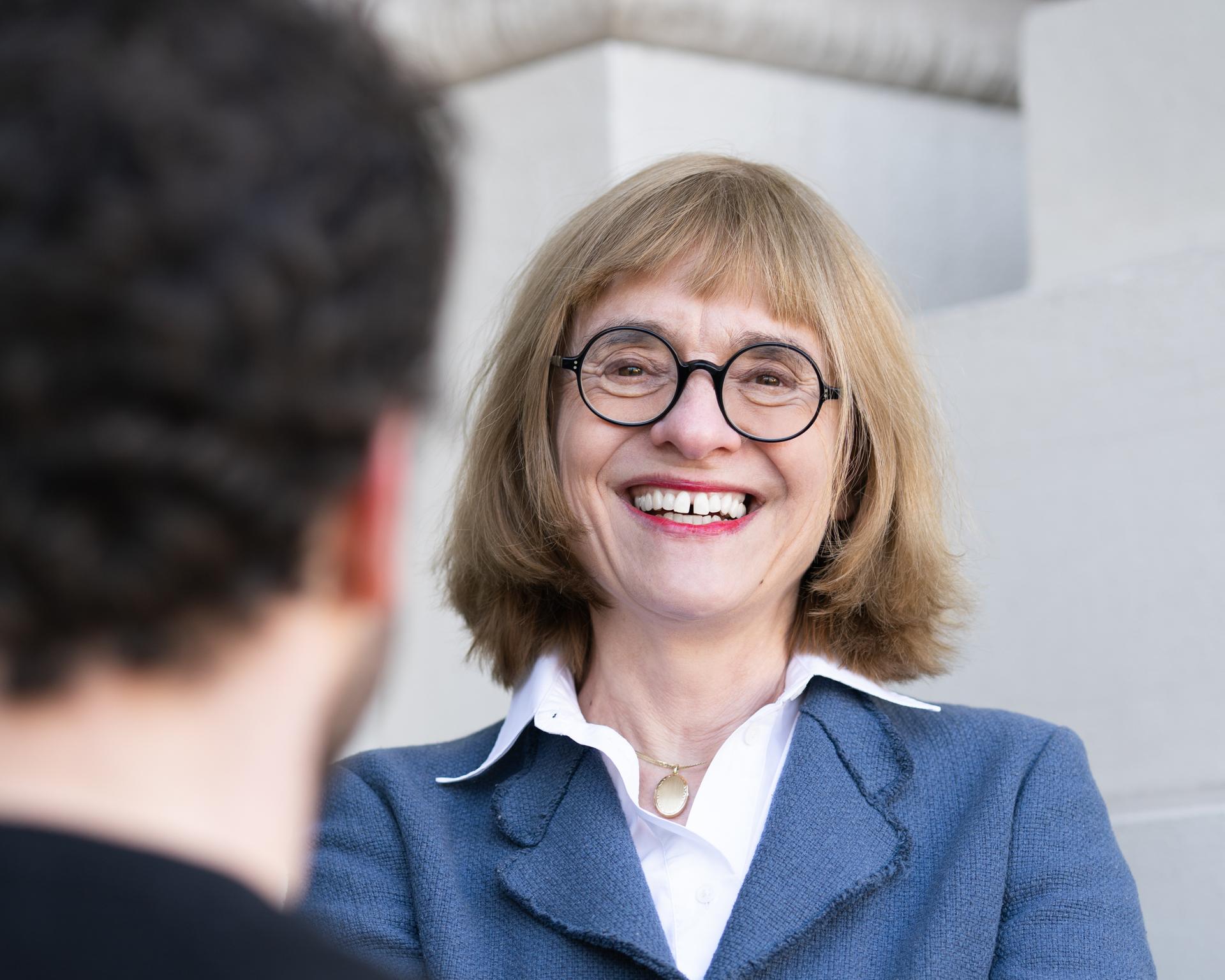 Elisabeth Wurzinger im blauen Blazer im Gespräch