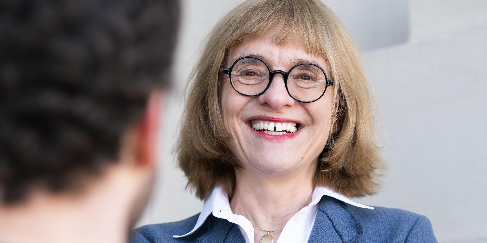 Elisabeth Wurzinger im blauen Blazer im Gespräch