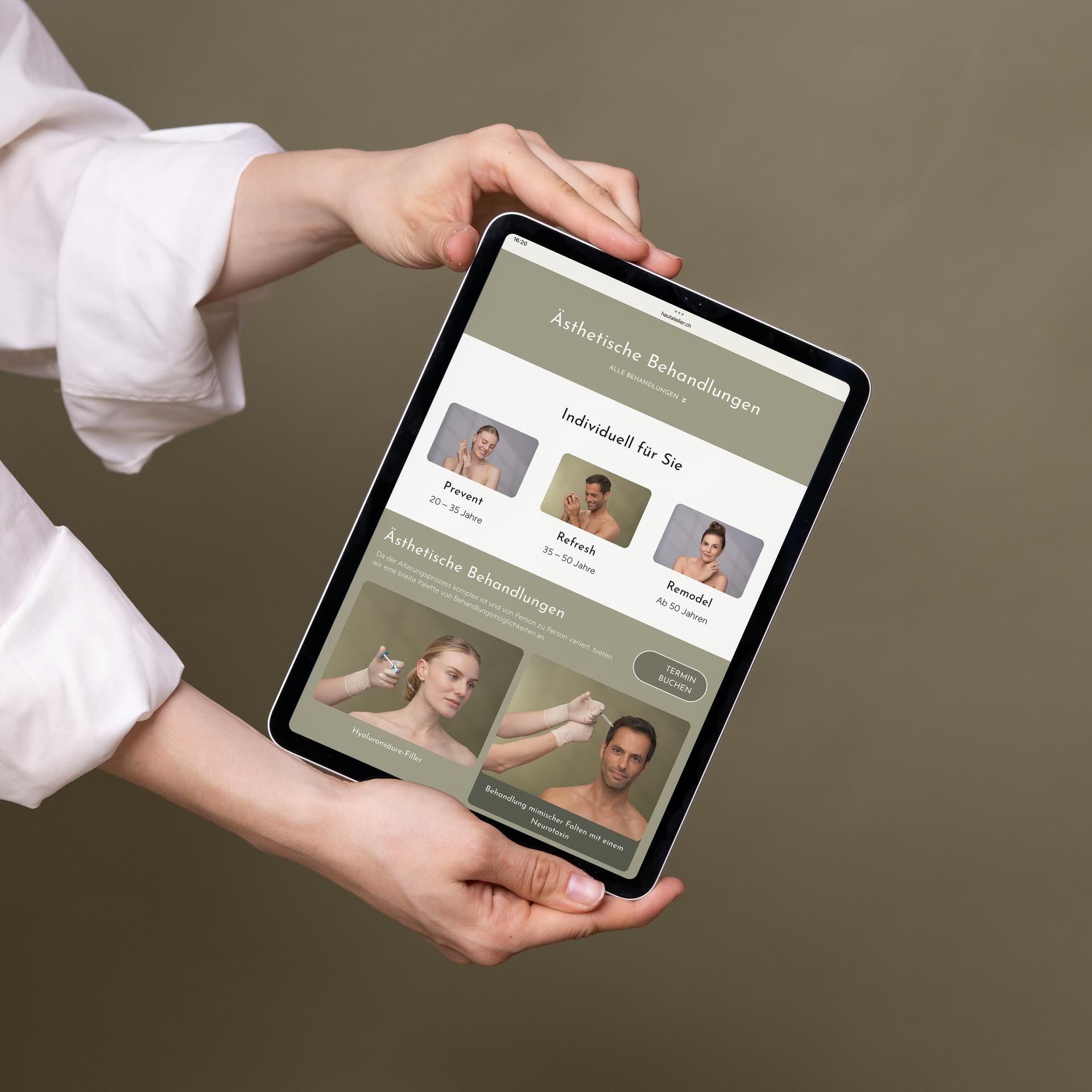 Hände halten ein Tablet mit der Behandlungsübersicht einer Praxis