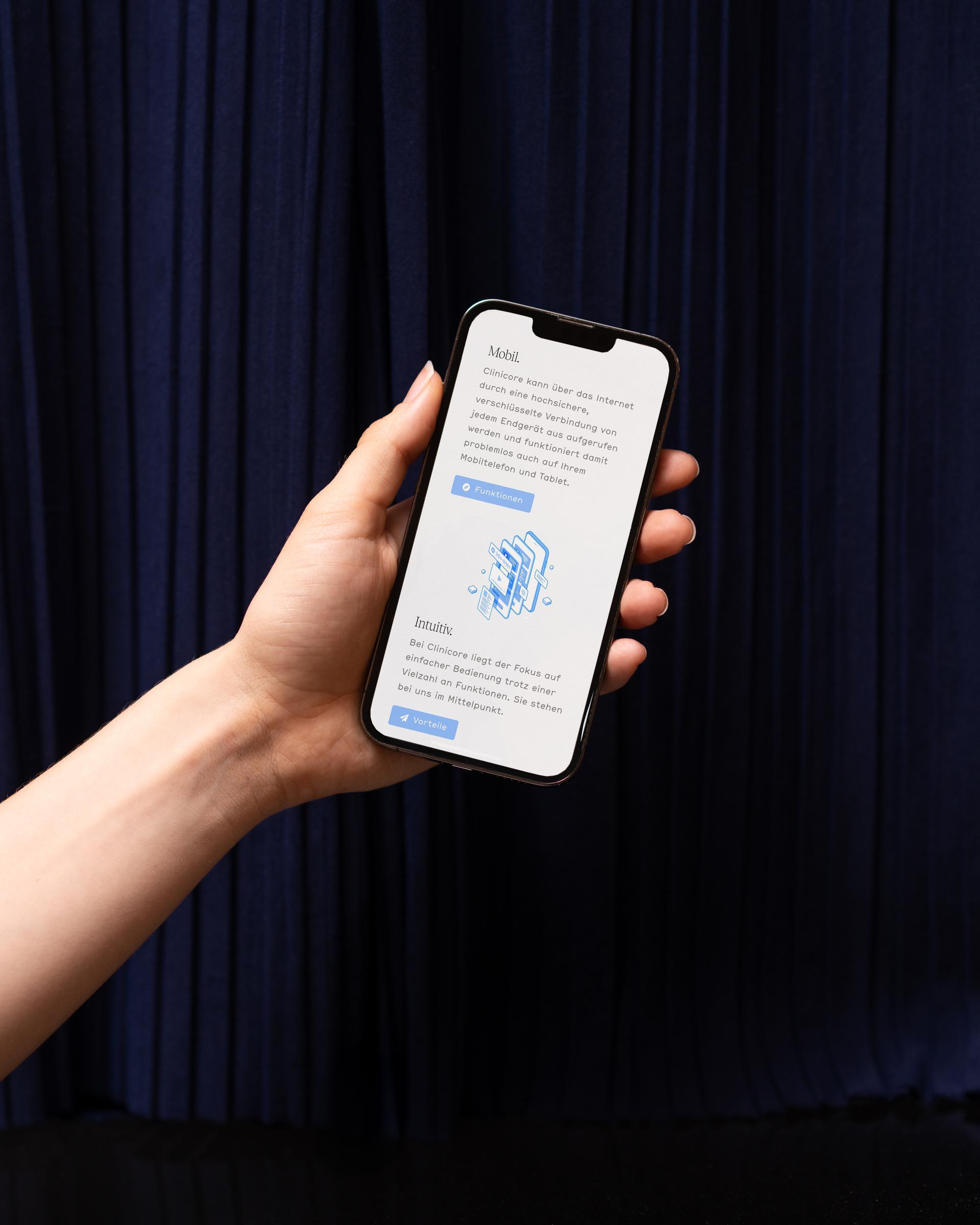 Hand hält ein Smartphone mit medizinischer App vor dunklem Hintergrund