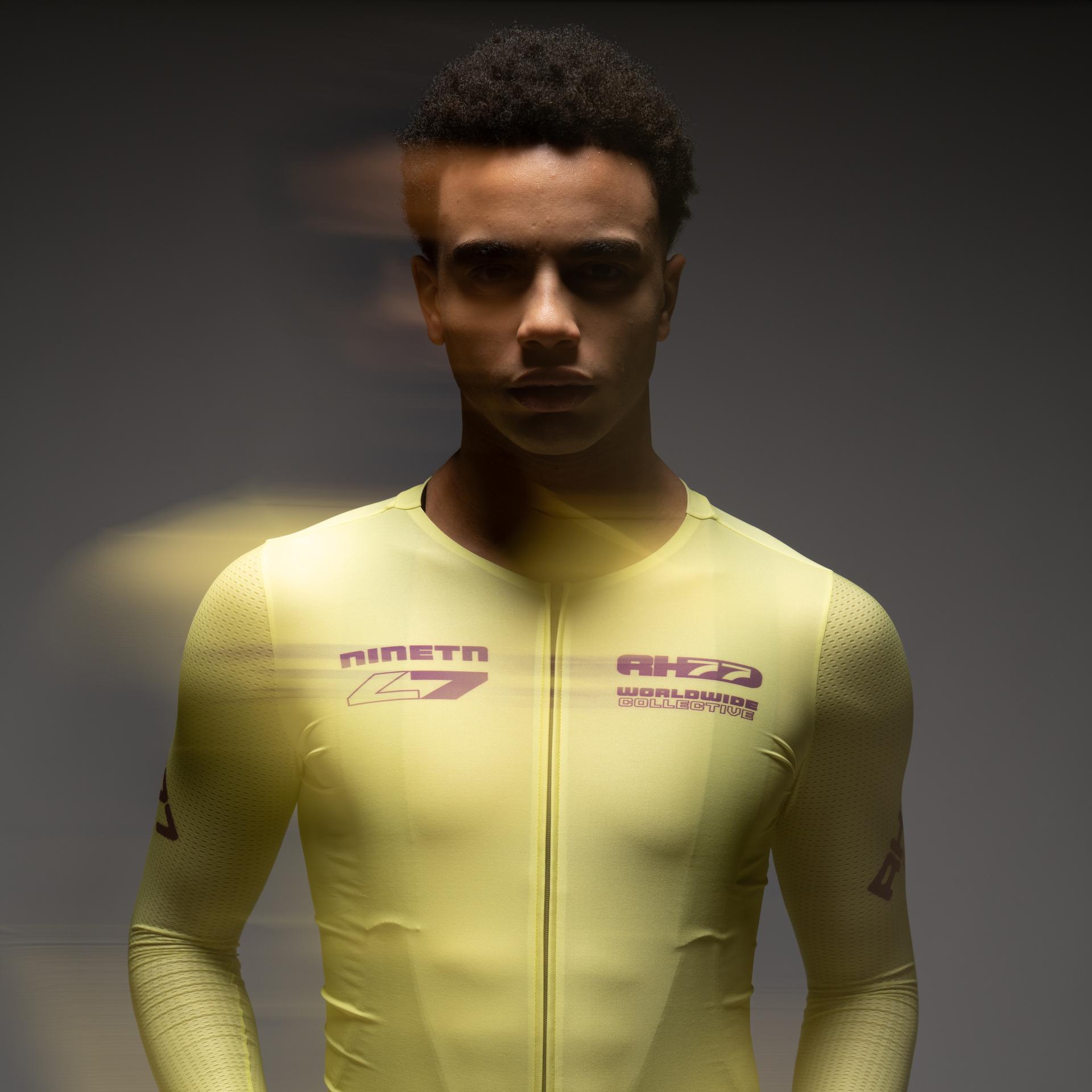 Gelbes RH77-Langarmtrikot am Oberkörper