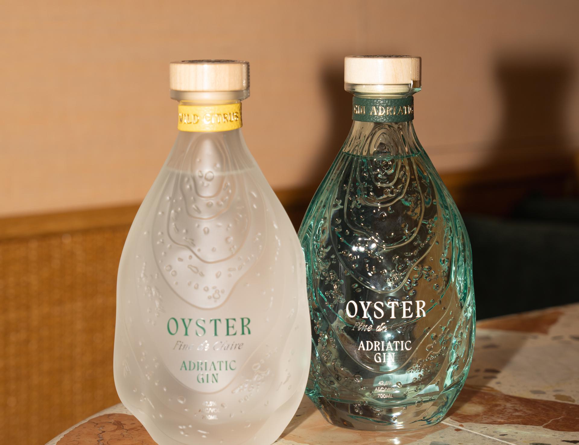 Zwei Flaschen Oyster Adriatic Gin nebeneinander