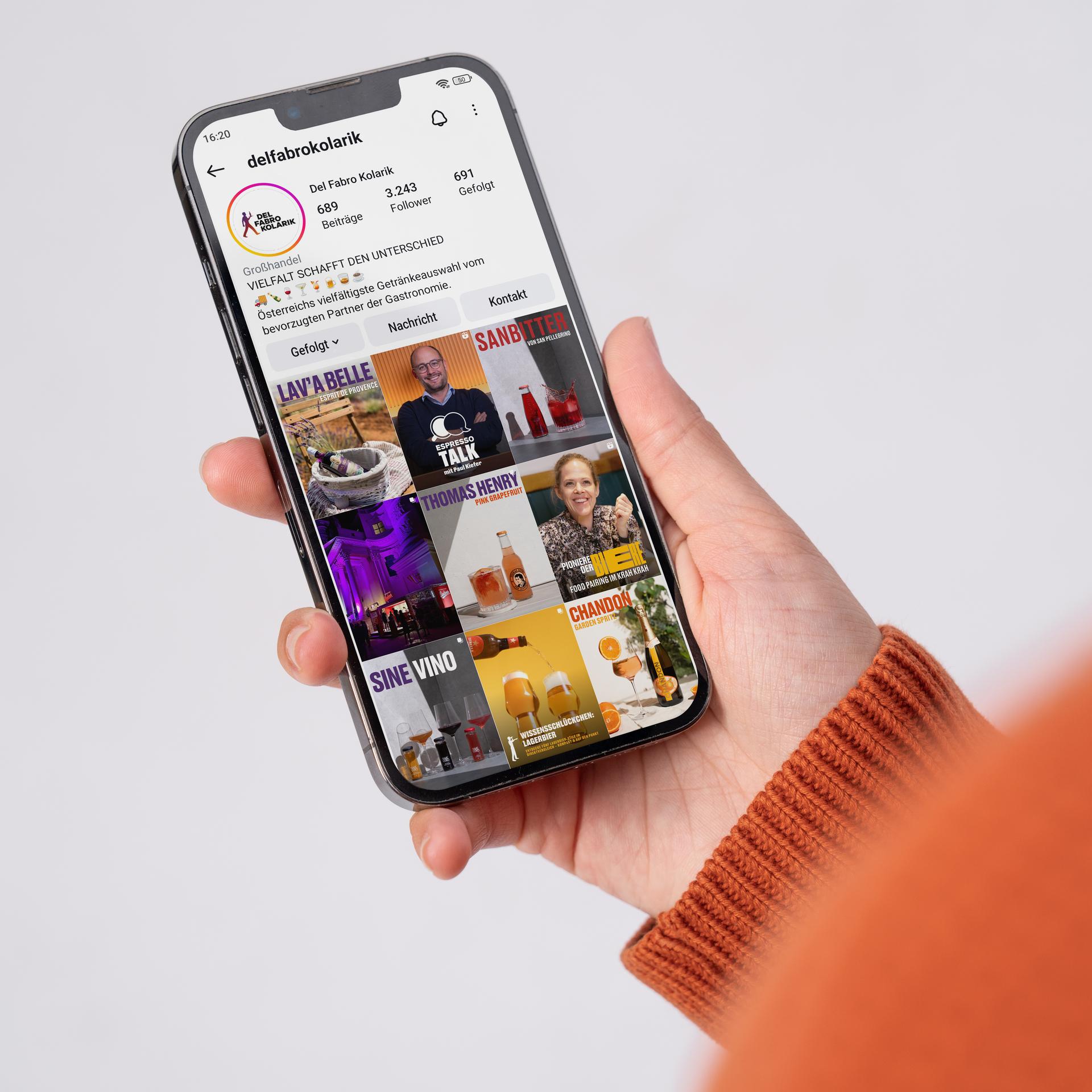 Hand hält ein Smartphone mit einer Getränke-Sortimentsseite
