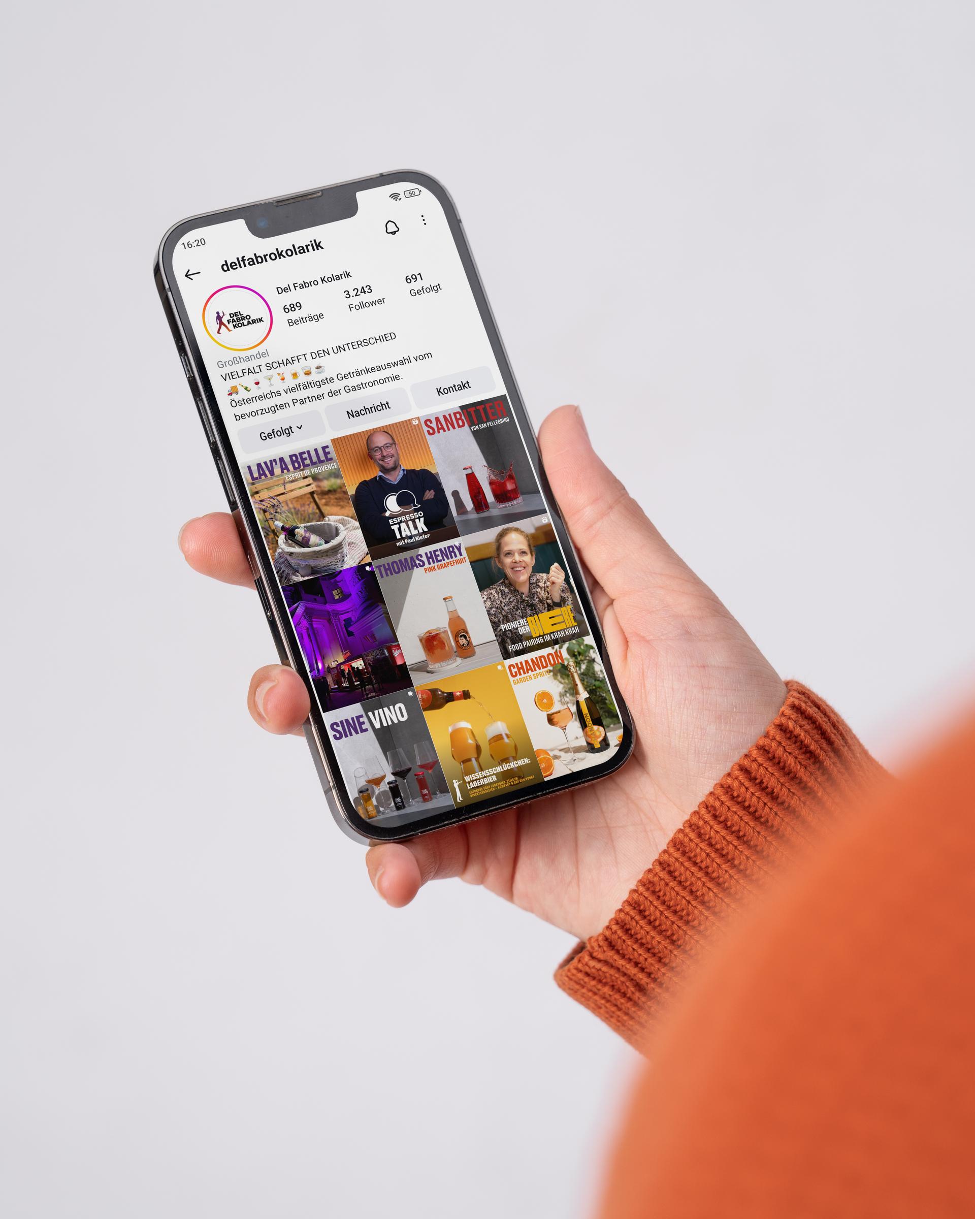 Hand hält ein Smartphone mit einer Getränke-Sortimentsseite