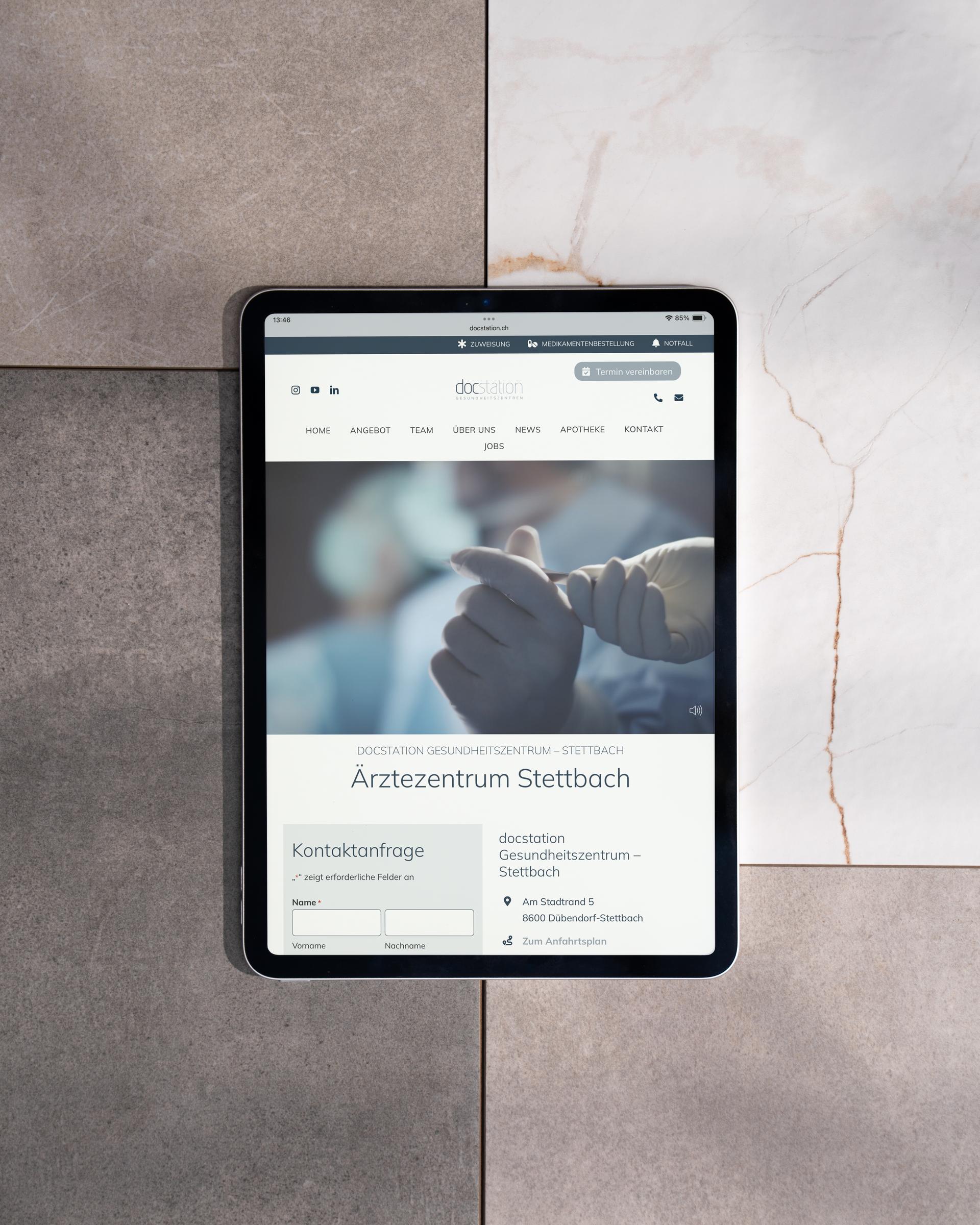 Tablet zeigt die Website des Ärztezentrums Stettbach