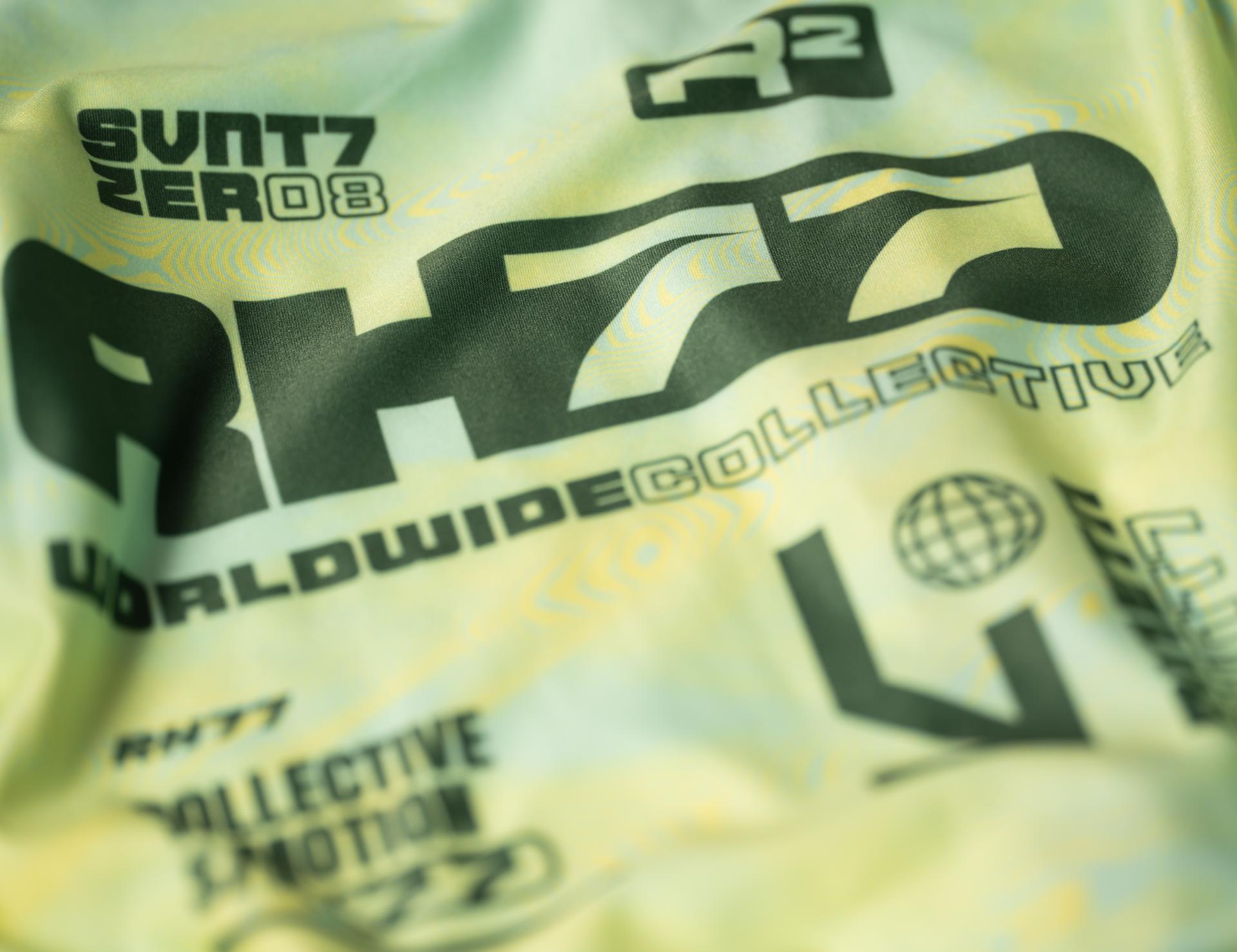 Detail eines gelbgrünen RH77-Shirts mit Schriftzug