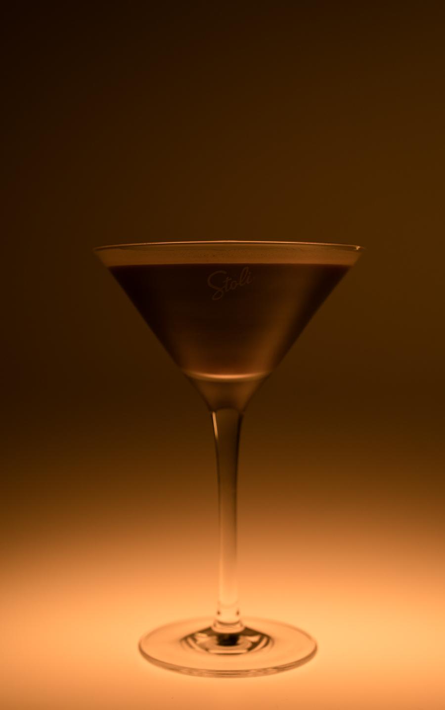 Cocktailglas im warmen Gegenlicht