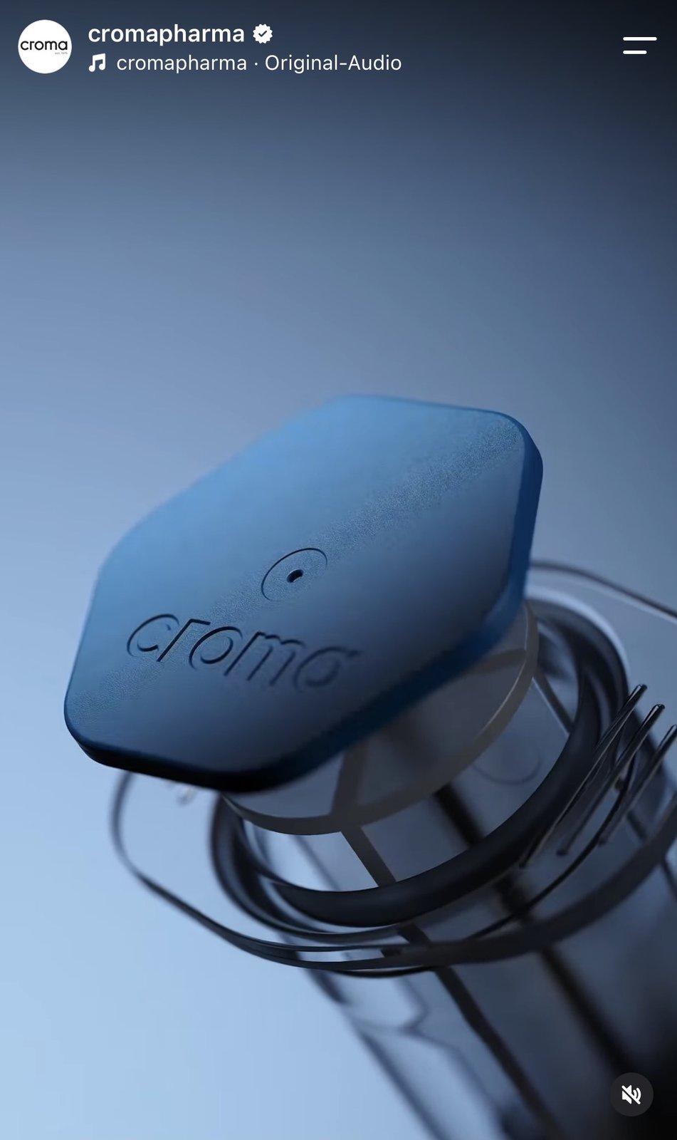 Instagram-Post für Croma: Blaue Croma-Verschlusskappe in Nahaufnahme