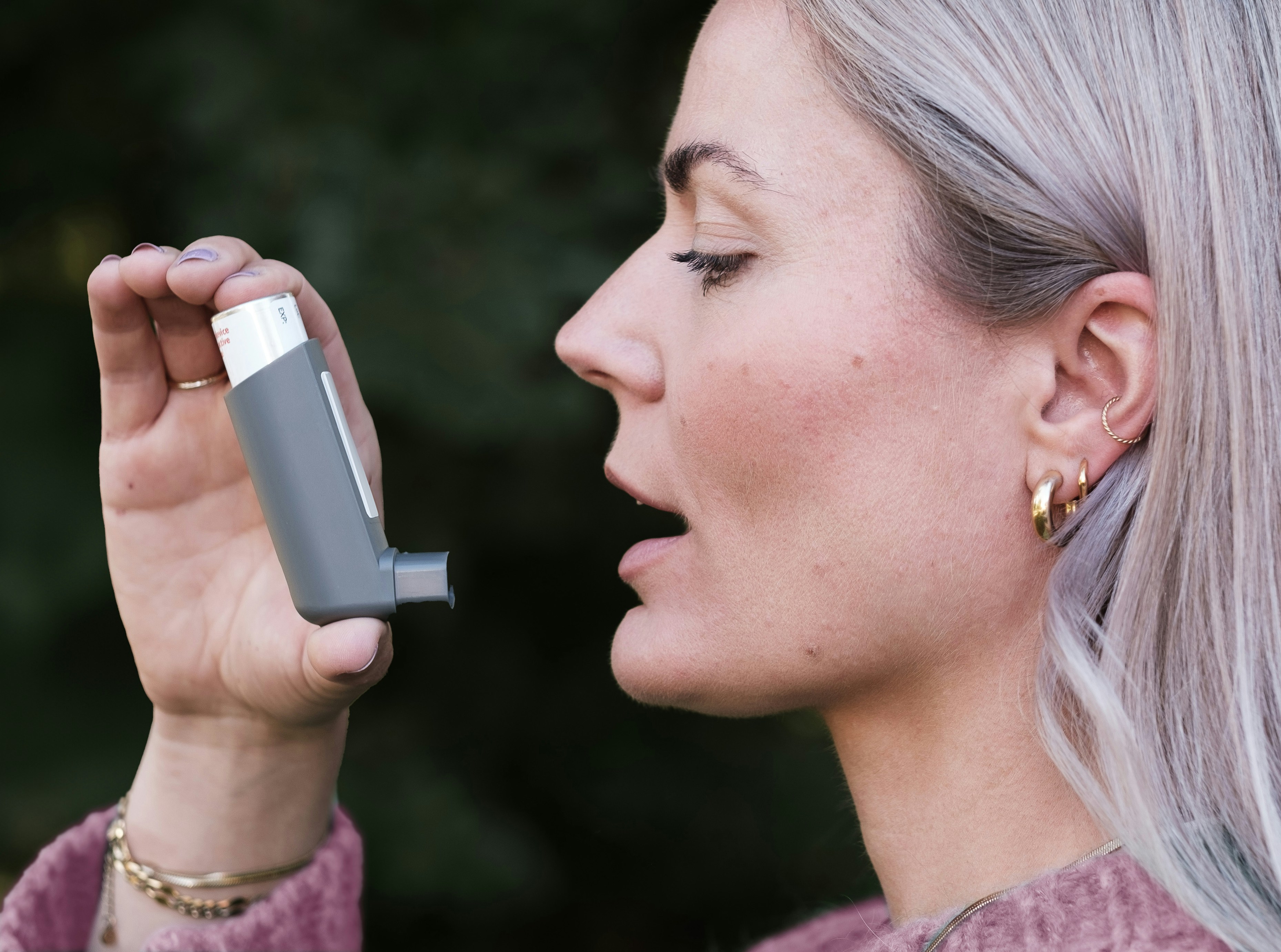 Illustration of a metered-dose asthma inhaler with its blue plastic actuator and canister