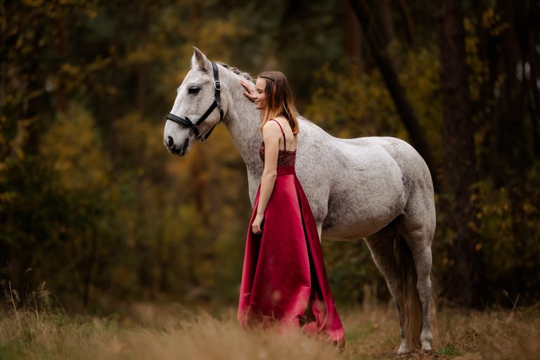 Frau in rotem Kleid mit Schimmel im Wald