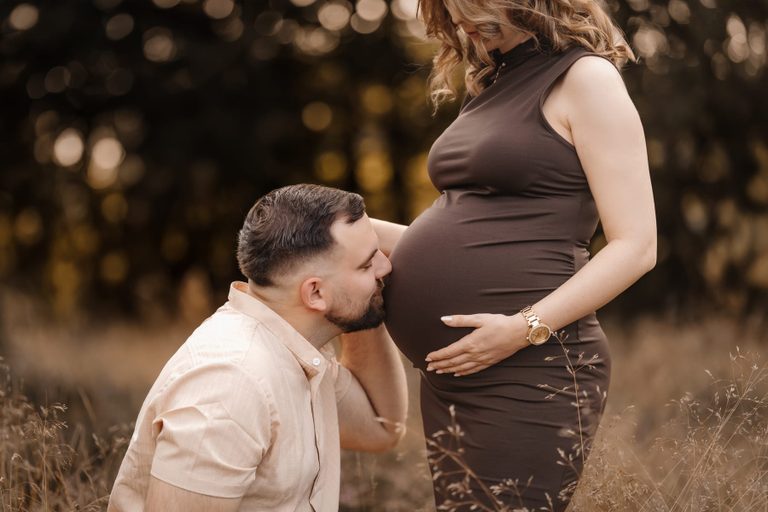 Werdender Vater küsst den Babybauch