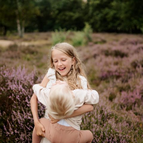 Lachende Kinder in der blühenden Heide