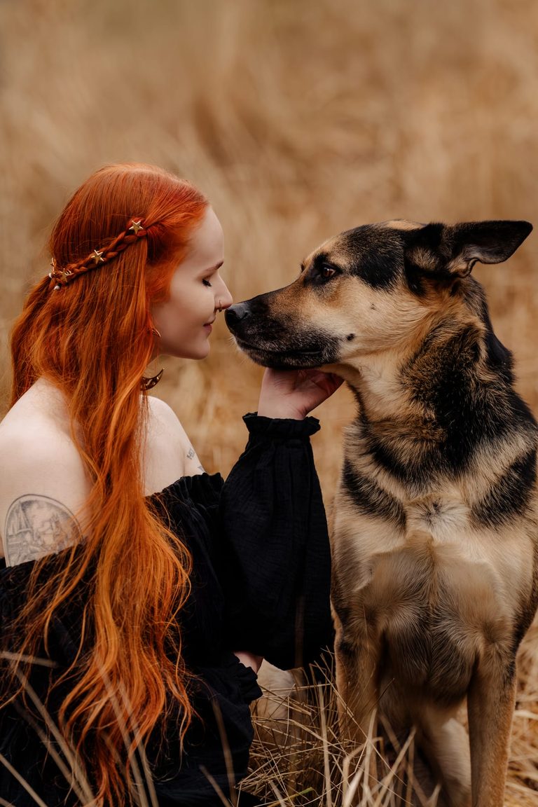 Frau und Schäferhund, Nase an Nase