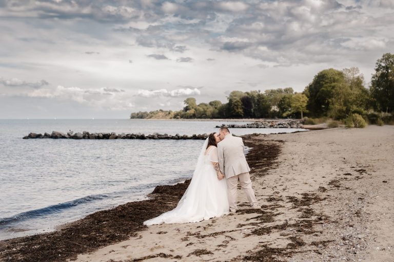 Brautpaar küsst sich beim After-Wedding-Shooting am weiten Ostseestrand