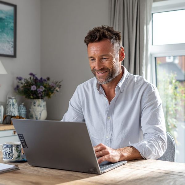 Man checking a broker on the FCA Register on his laptop