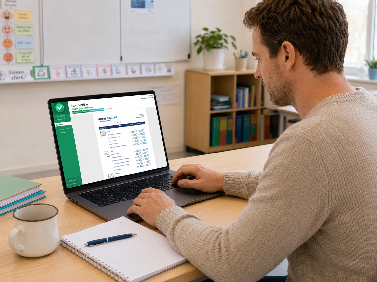 Leerkracht vult het digitale schoolrapport in op een laptop