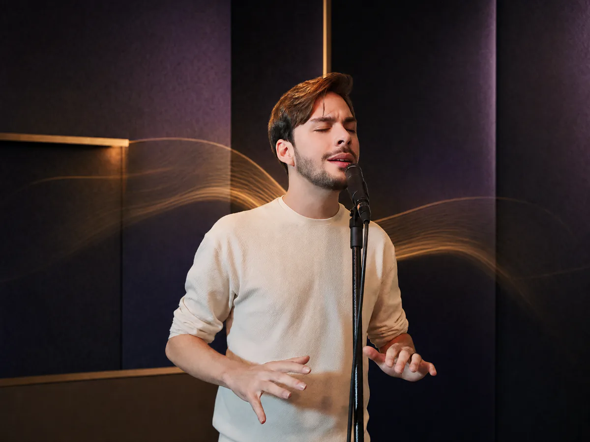 Rafael Araujo cantando em estúdio diante de um microfone
