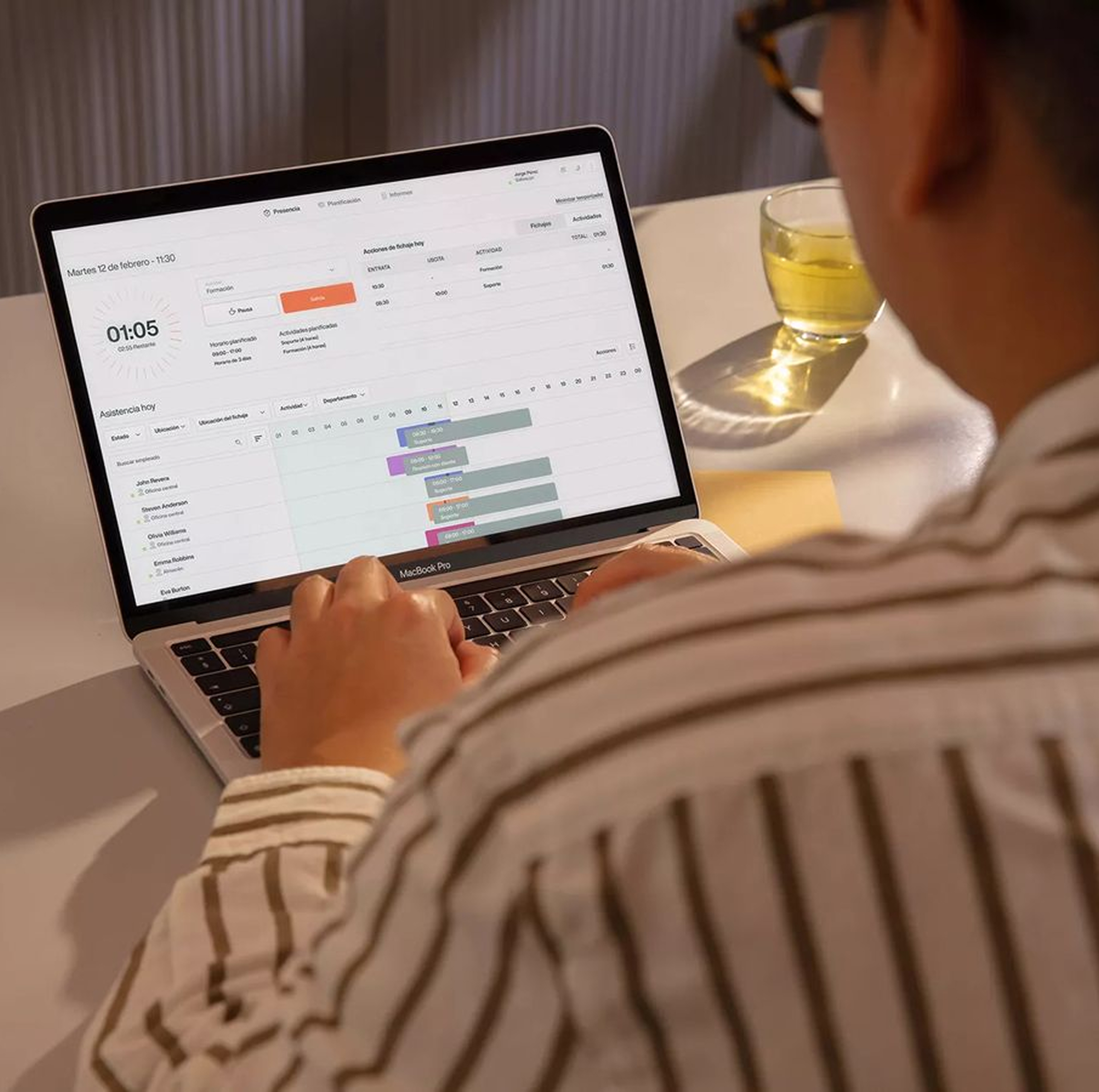 Person arbeitet am Laptop mit Dashboard