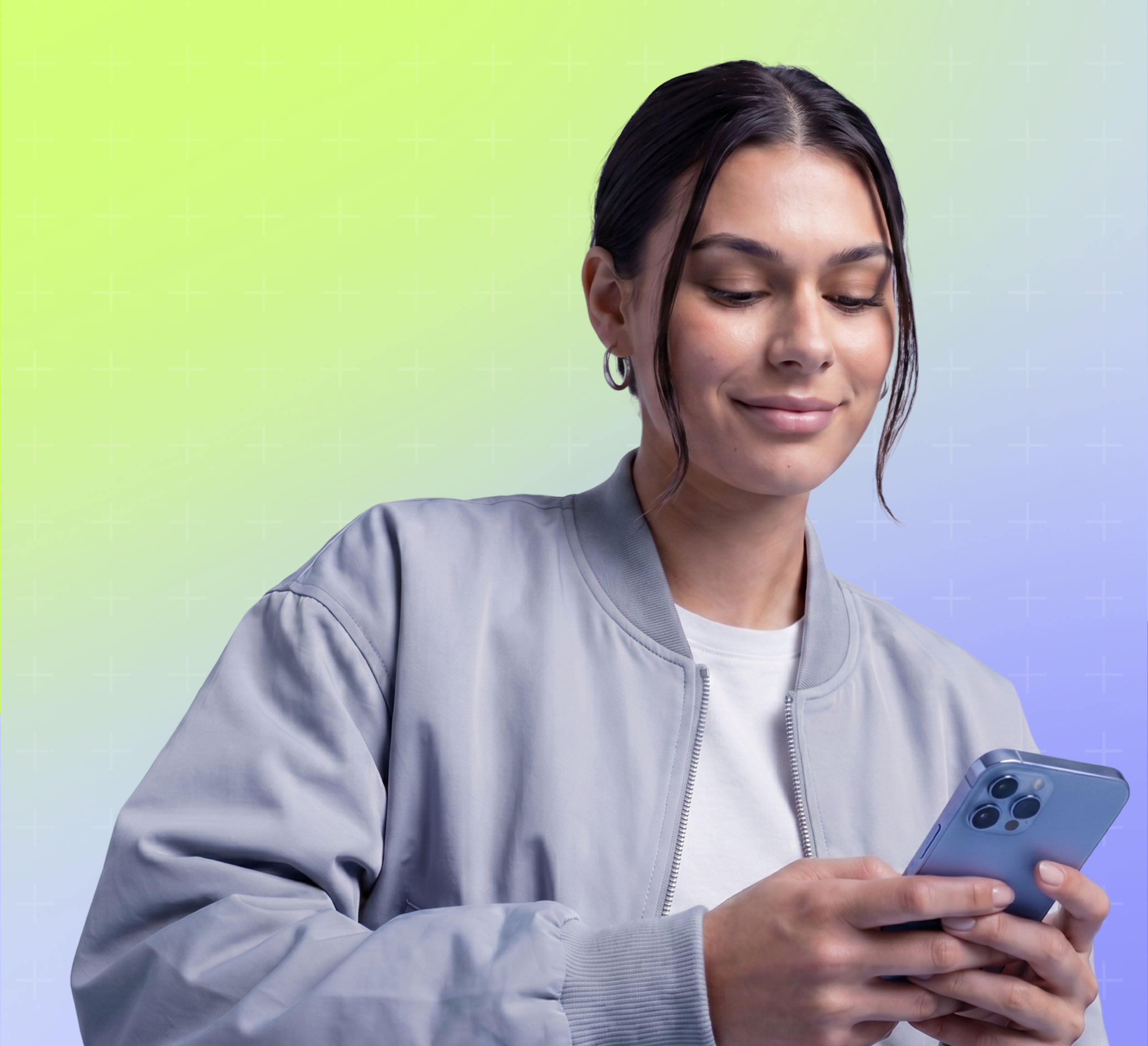 Frau mit Smartphone und KI-Chat-Interface