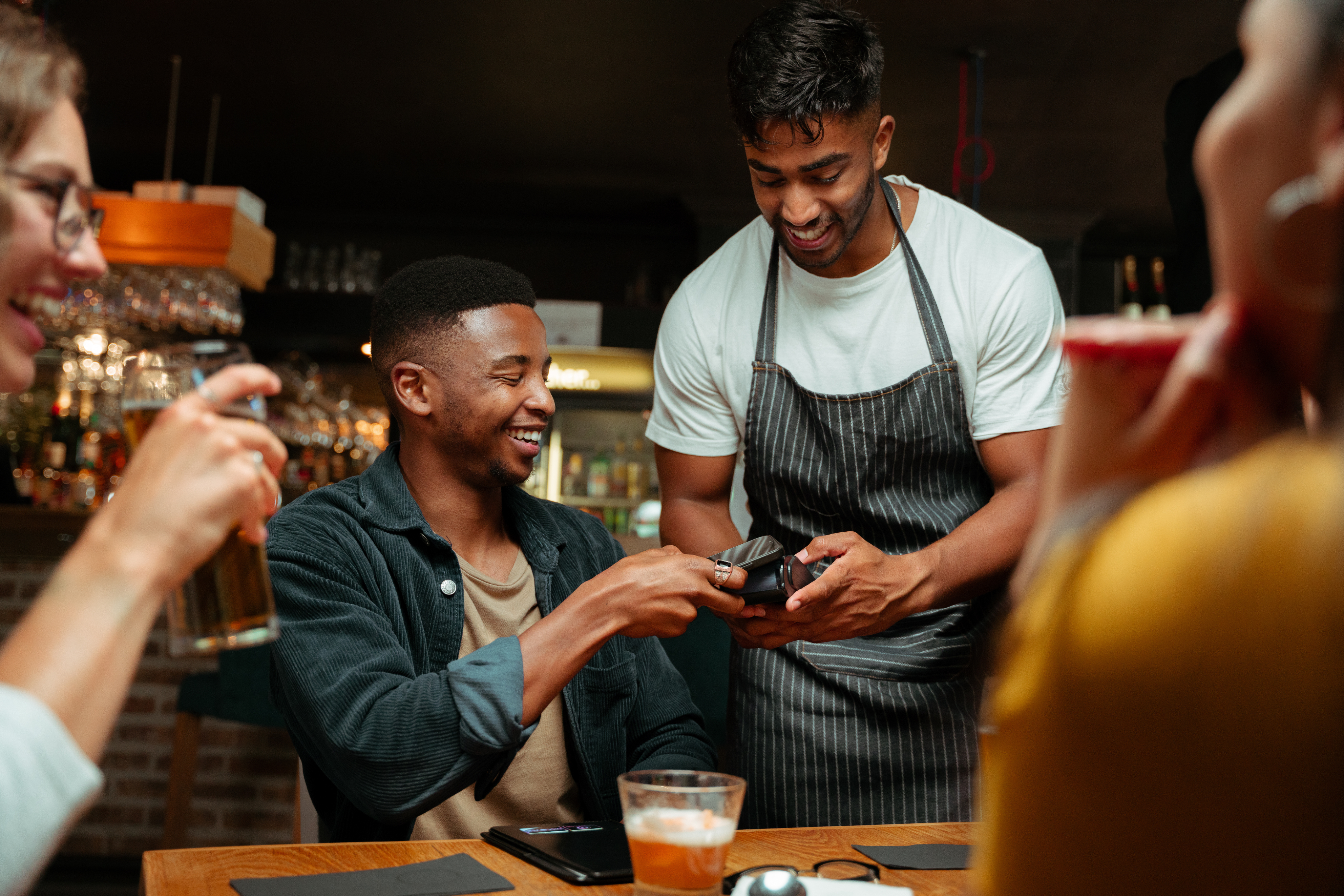 Start-up Team in einem Café