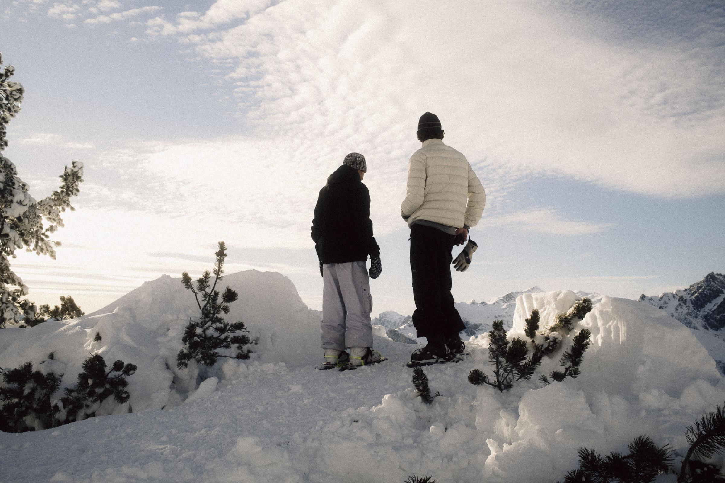 Packable down jacket off white. For snowboarding and skiing.