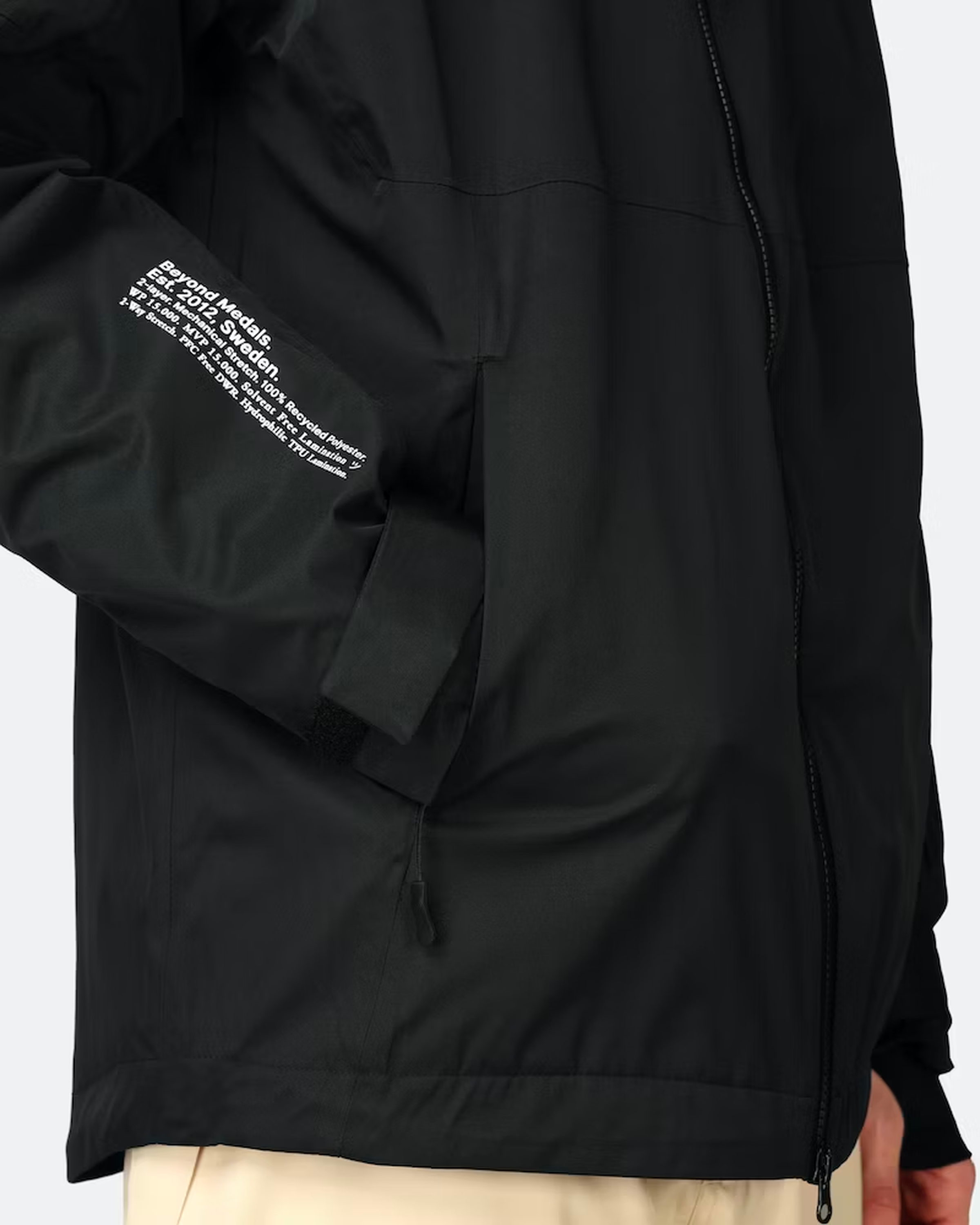 Snowboard and ski jacket: water-repellent, insulated, 2-layer.