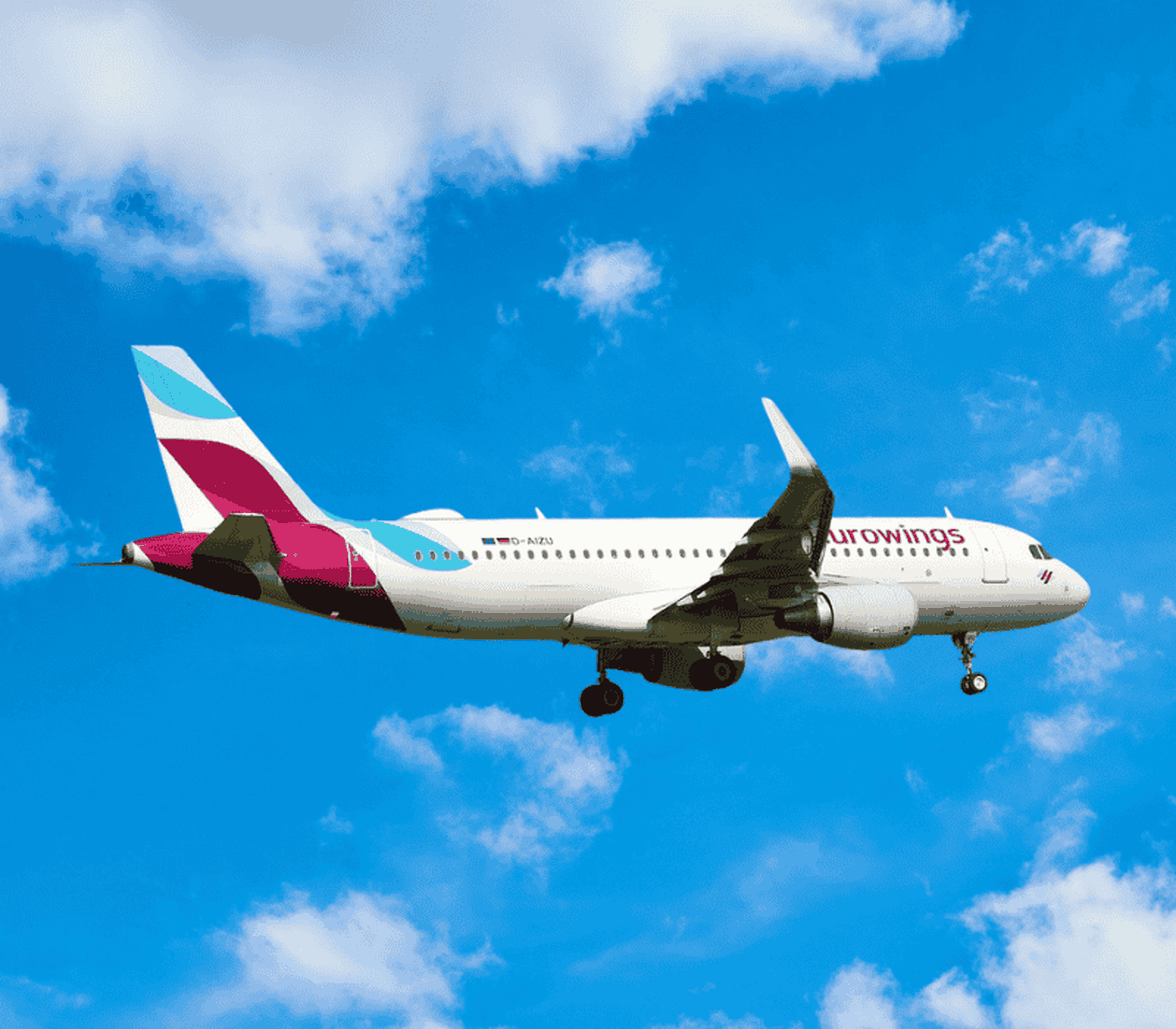 Flugzeug der Eurowings in blauem Himmel, Seitenansicht während des Flugs mit Wolken im Hintergrund.