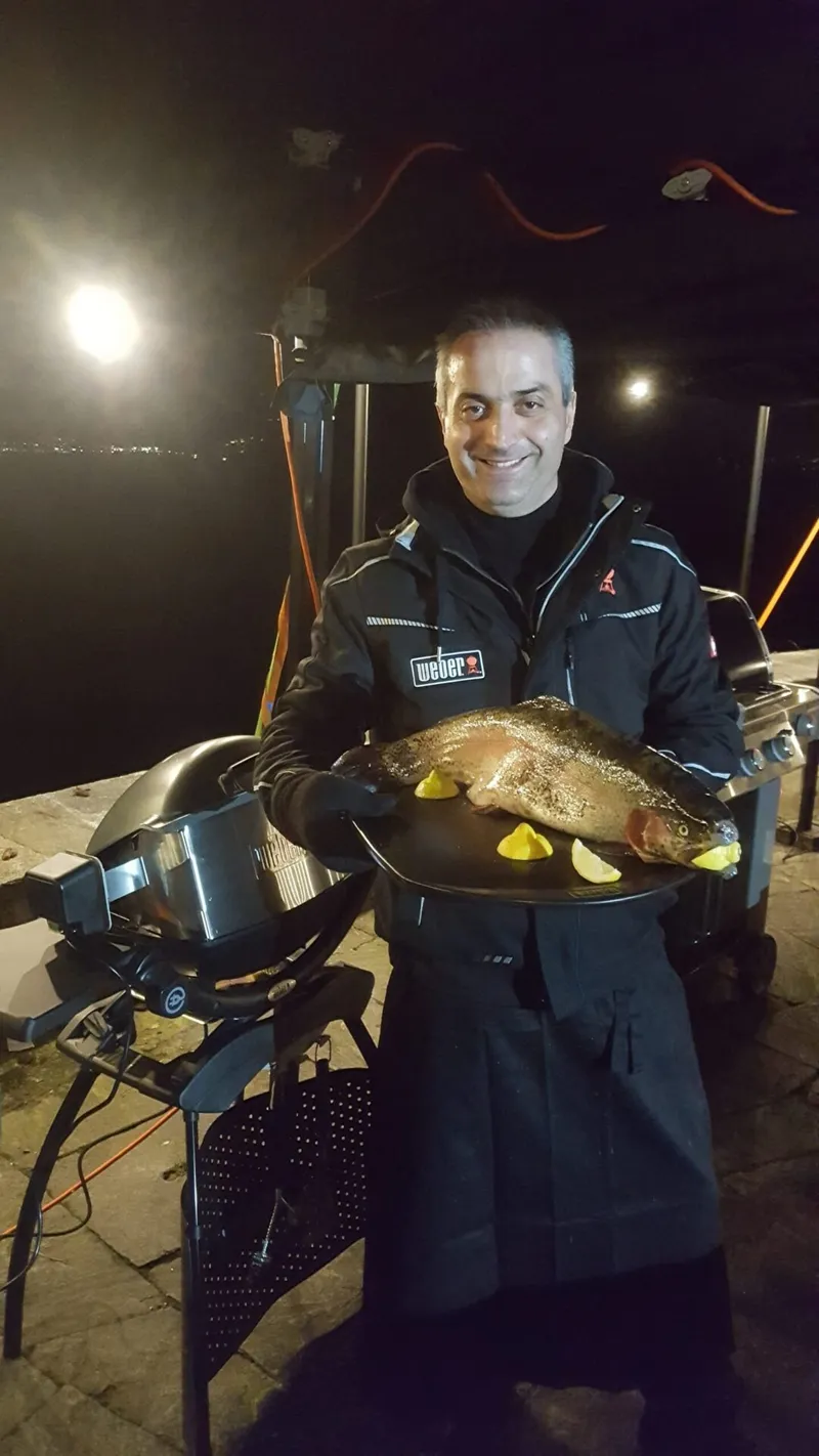 Ganzer gegrillter Fisch mit Zitronenspalten, präsentiert bei einem Grillkurs am Abend