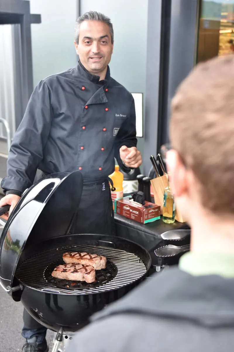 Djuro demonstriert das Grillieren von Steaks an einem Weber-Kugelgrill
