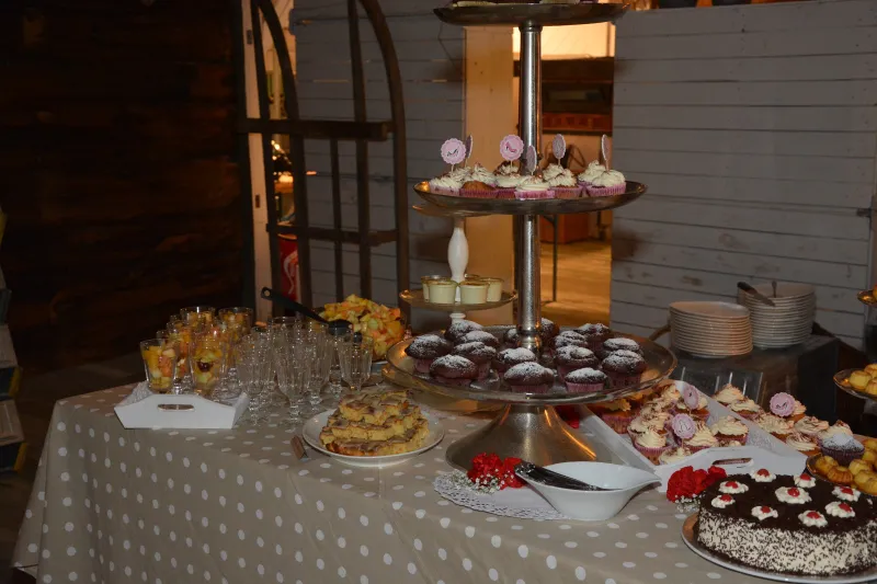 Dessertbuffet mit Cupcake-Etagere und Schwarzwäldertorte