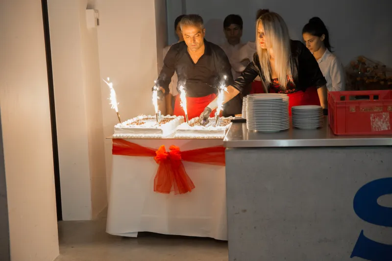 Festliche Torte mit Wunderkerzen bei einer Feier