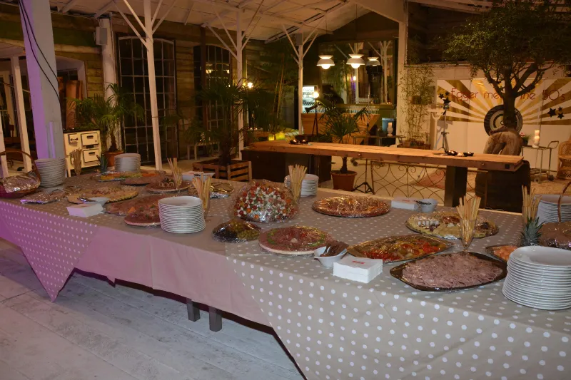 Outdoor-Buffet mit kalten Platten und Häppchen bei Abendlicht